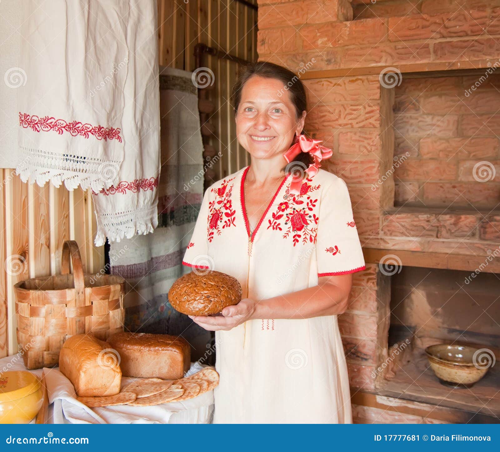Женщина печет хлеб. Русская женщина печет хлеб. Печет пироги в деревне. Крестьянка печет хлеб. Девушка печет хлеб.