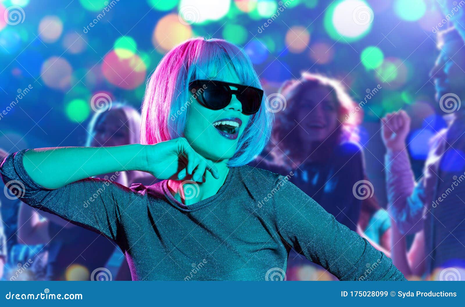 Donna Con Parrucca Rosa E Occhiali Da Sole Che Danza Alla Festa