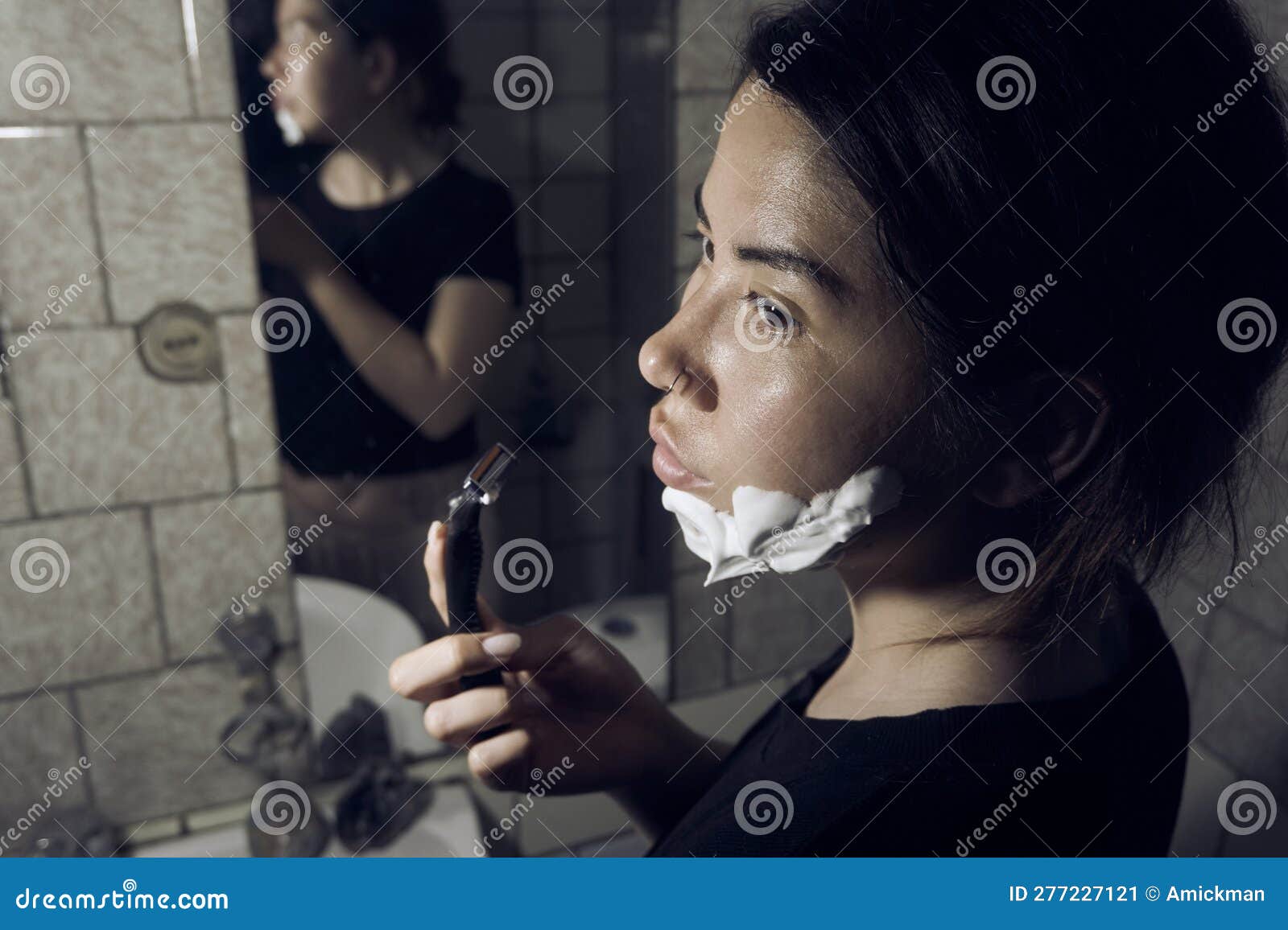 Donna Con Rasoio E Schiuma Da Barba Sul Viso Immagine Stock - Immagine di  scuro, applicare: 277227121