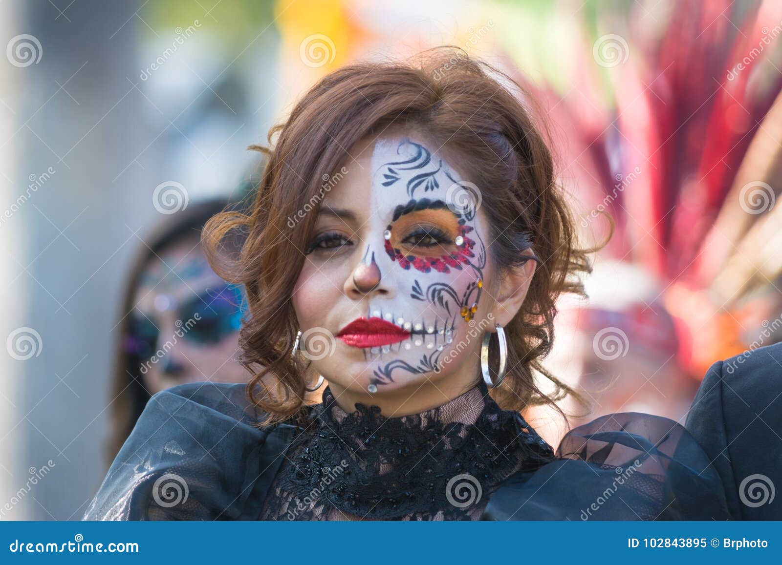 Donna Con Trucco Del Cranio Dello Zucchero Durante Il Giorno Dei Morti Immagine Editoriale Immagine Di Trucco Colorful