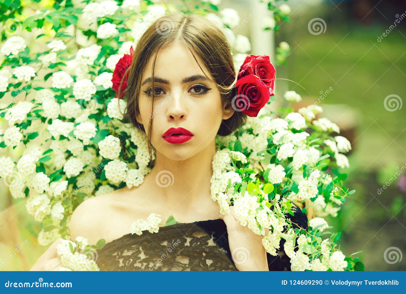 Donna Con Trucco Spagnolo Alla Moda Fiore Rosa In Capelli Fotografia Stock Immagine Di Nero Trucco