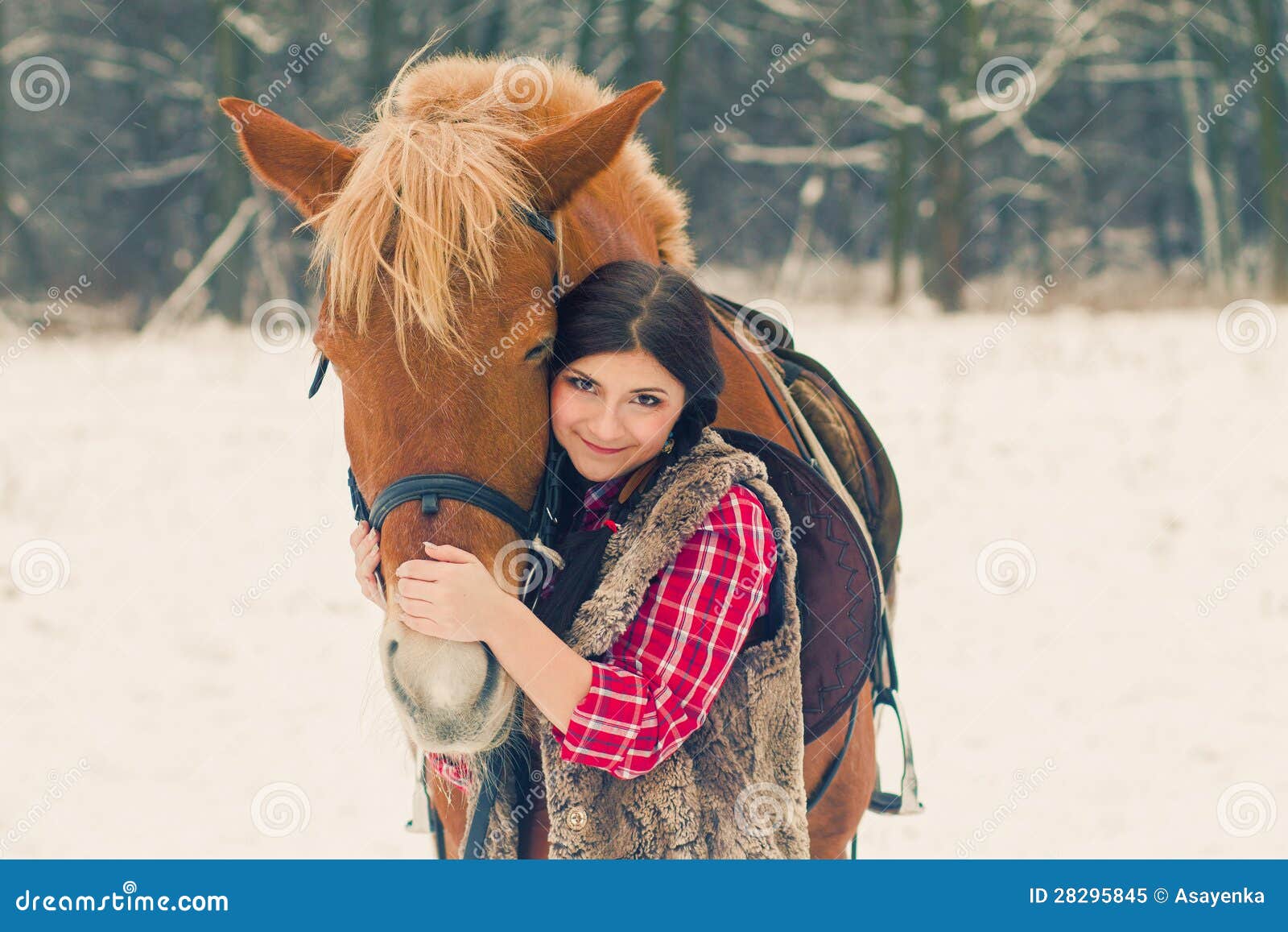 Donna con un cavallo la neve. Giovane donna attraente con un cavallo la neve