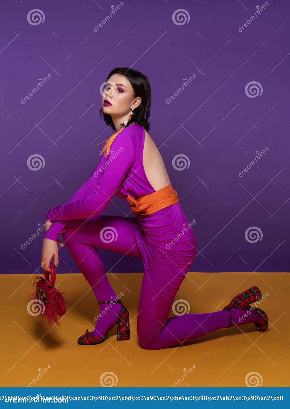 Immagini Stock - Una Donna Con Un Vestito Arancione E Occhiali Da
