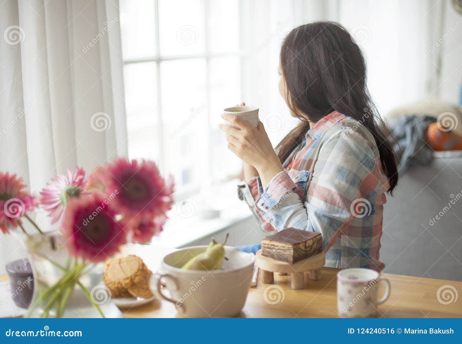 Donna Con Una Tazza Di Caffe Un Buongiorno A Casa Prima Colazione E Caffe Fragrante L Interno E Accogliente Ed I Fiori Libero Fotografia Stock Immagine Di Squisito Comodit