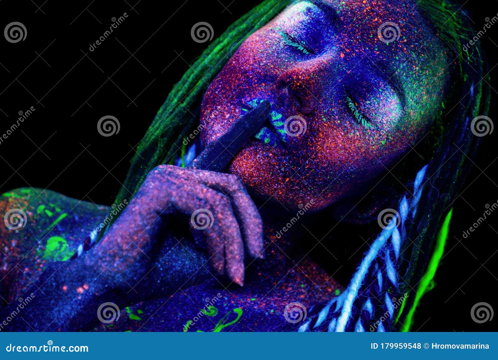 Immagine del body painting a colori del corpo di una bella donna