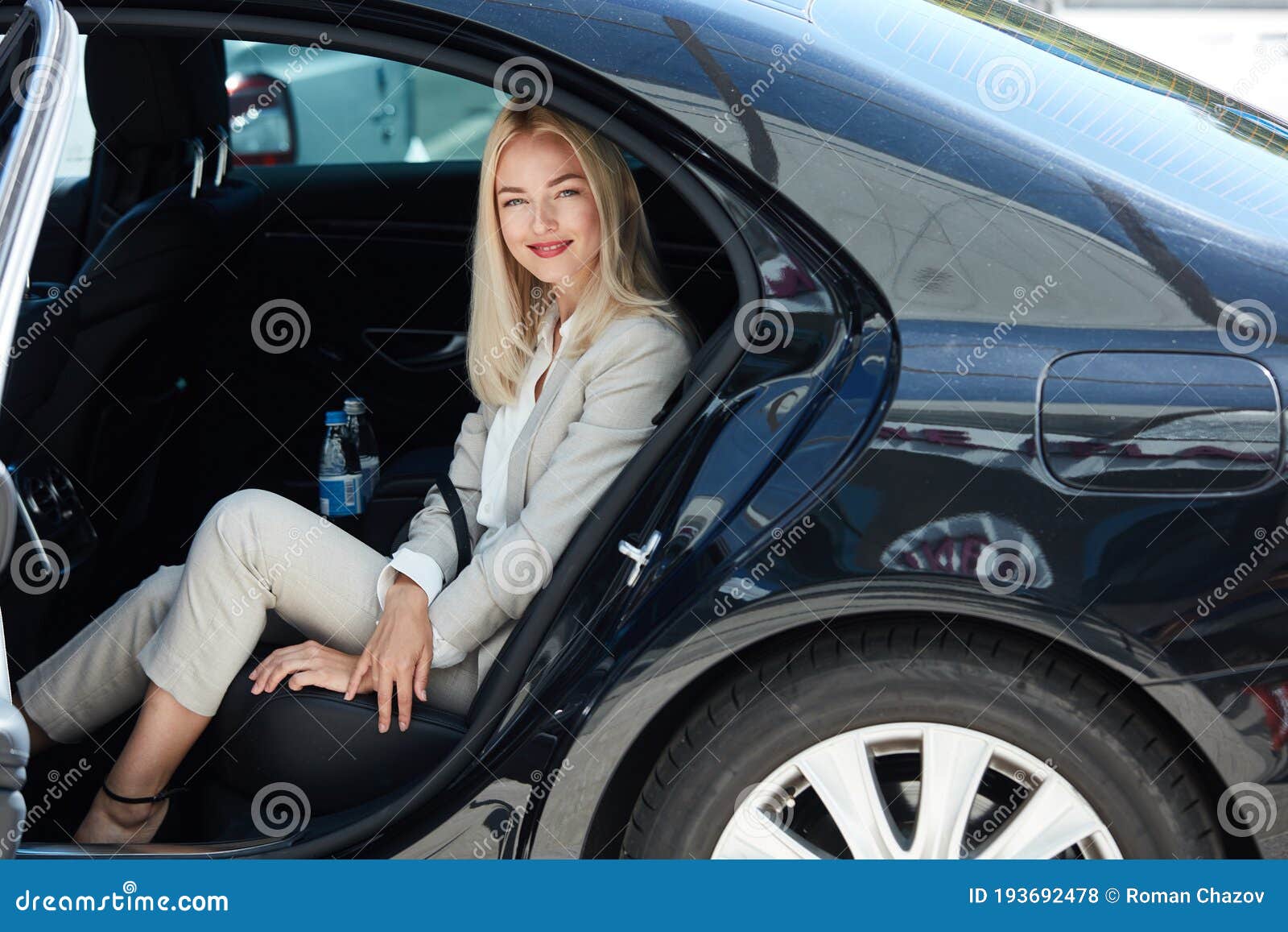 Donna D'affari Sicura All'interno Dell'auto Fotografia Stock - Immagine di  piedini, backseat: 193692478