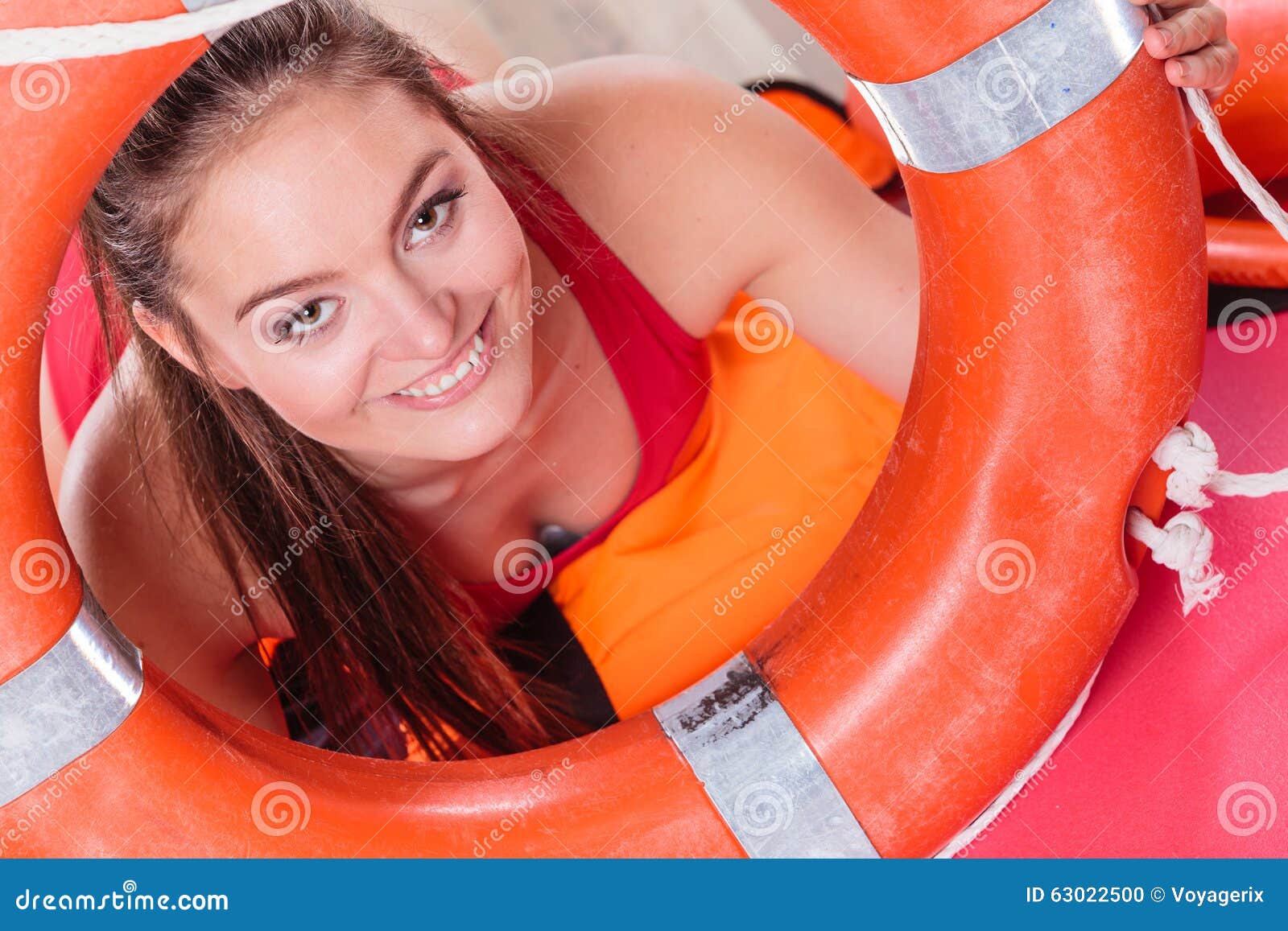 Девушка со спасательным кругом. Девушка в спасательном круге. Спасательный круг у женщин. Фотосессия со спасательным кругом.