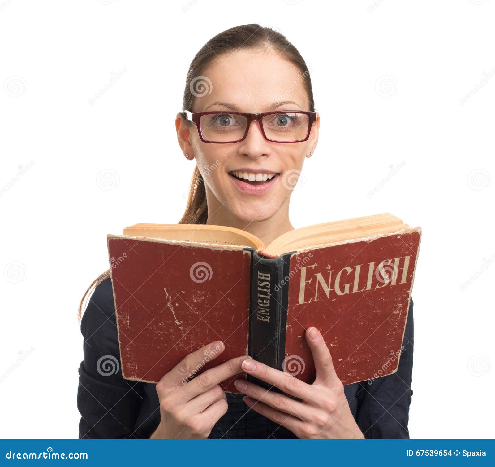 Она читает на английском языке