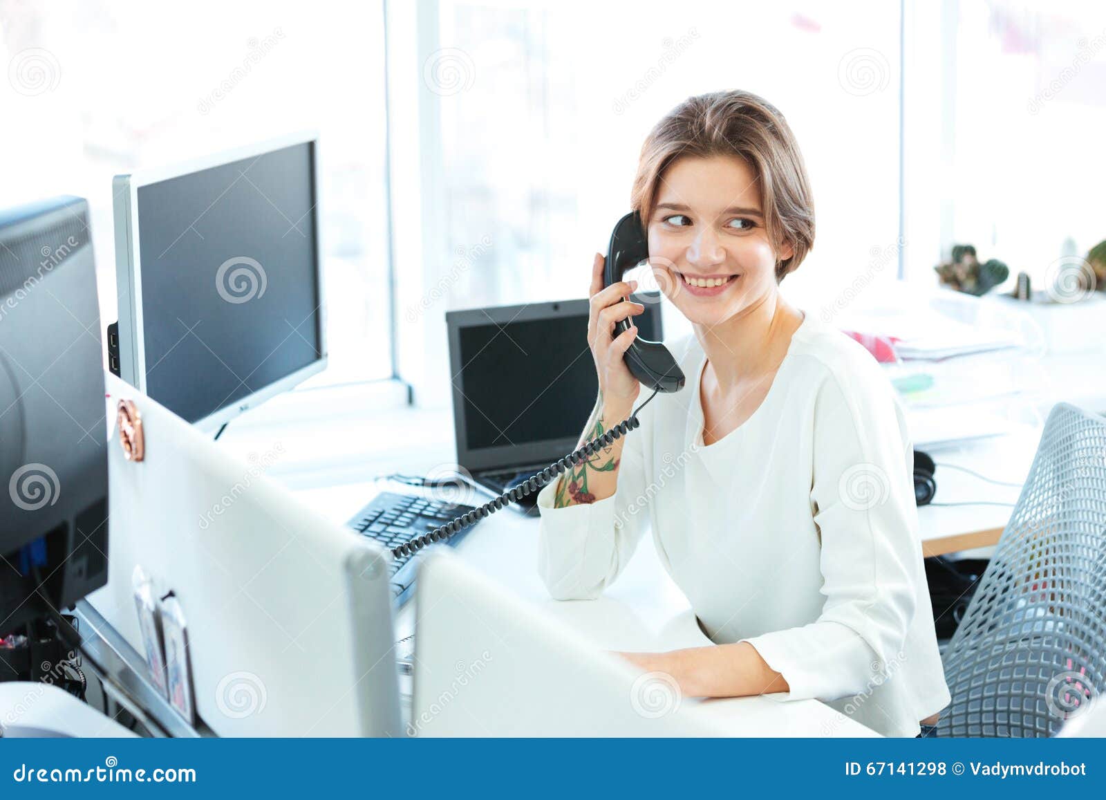 Donna Di Affari Sorridente Che Parla Sul Telefono In Ufficio Fotografia Stock Immagine Di 