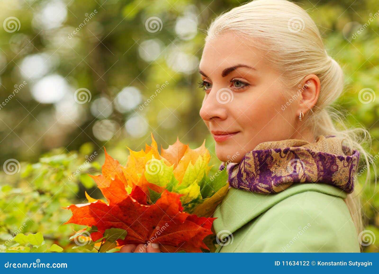 Donna di autunno. Bei giovani della donna dei fogli di autunno