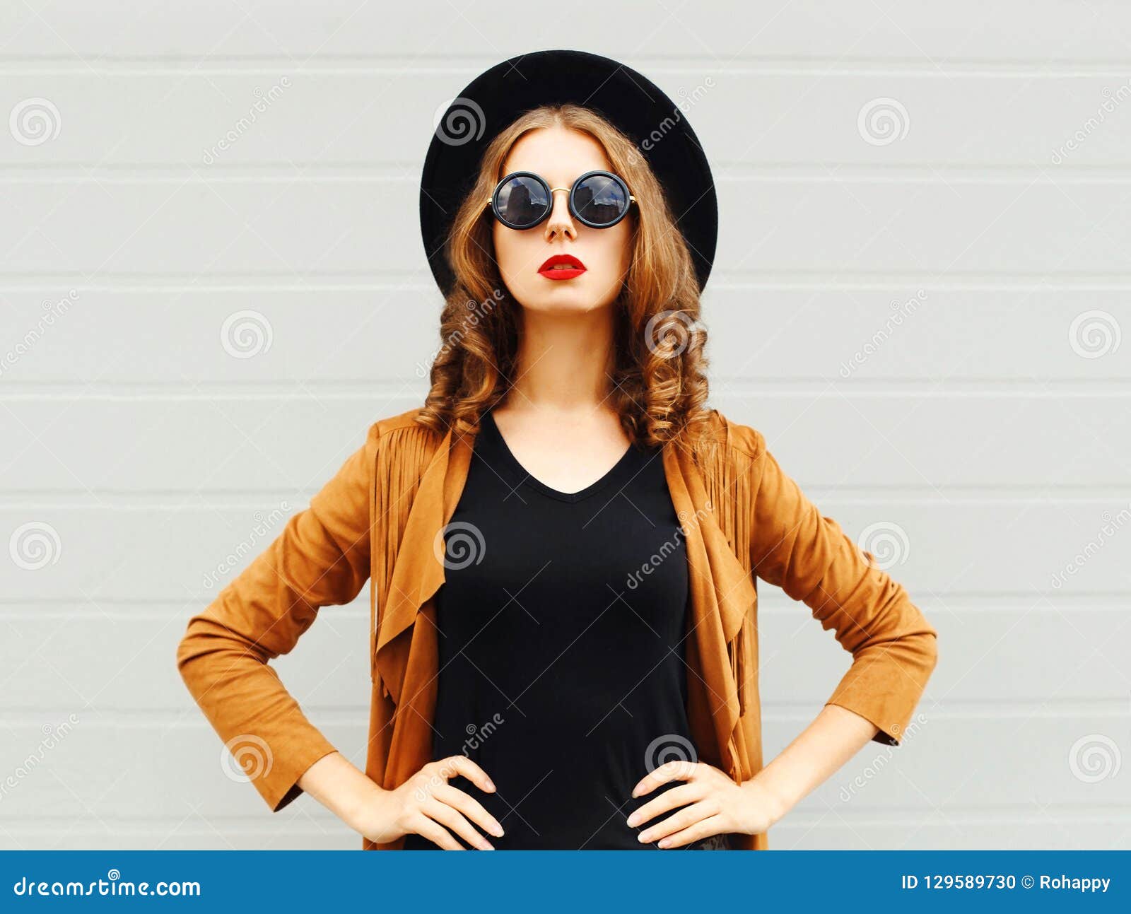 Donna Di Modo in Cappello Rotondo Nero, Occhiali Da Sole, Rivestimento Su  Grigio Fotografia Stock - Immagine di vestiti, aperto: 129589730