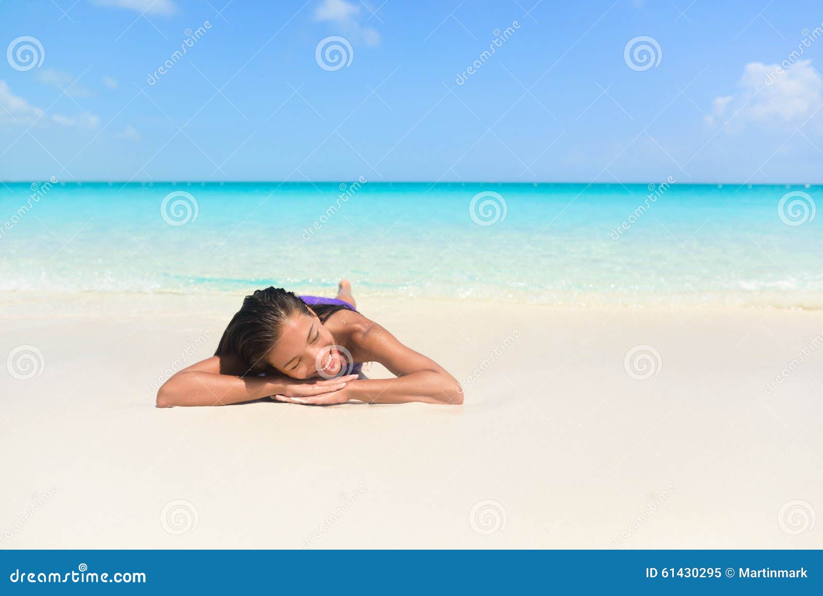 ragazza che dorme in spiaggia