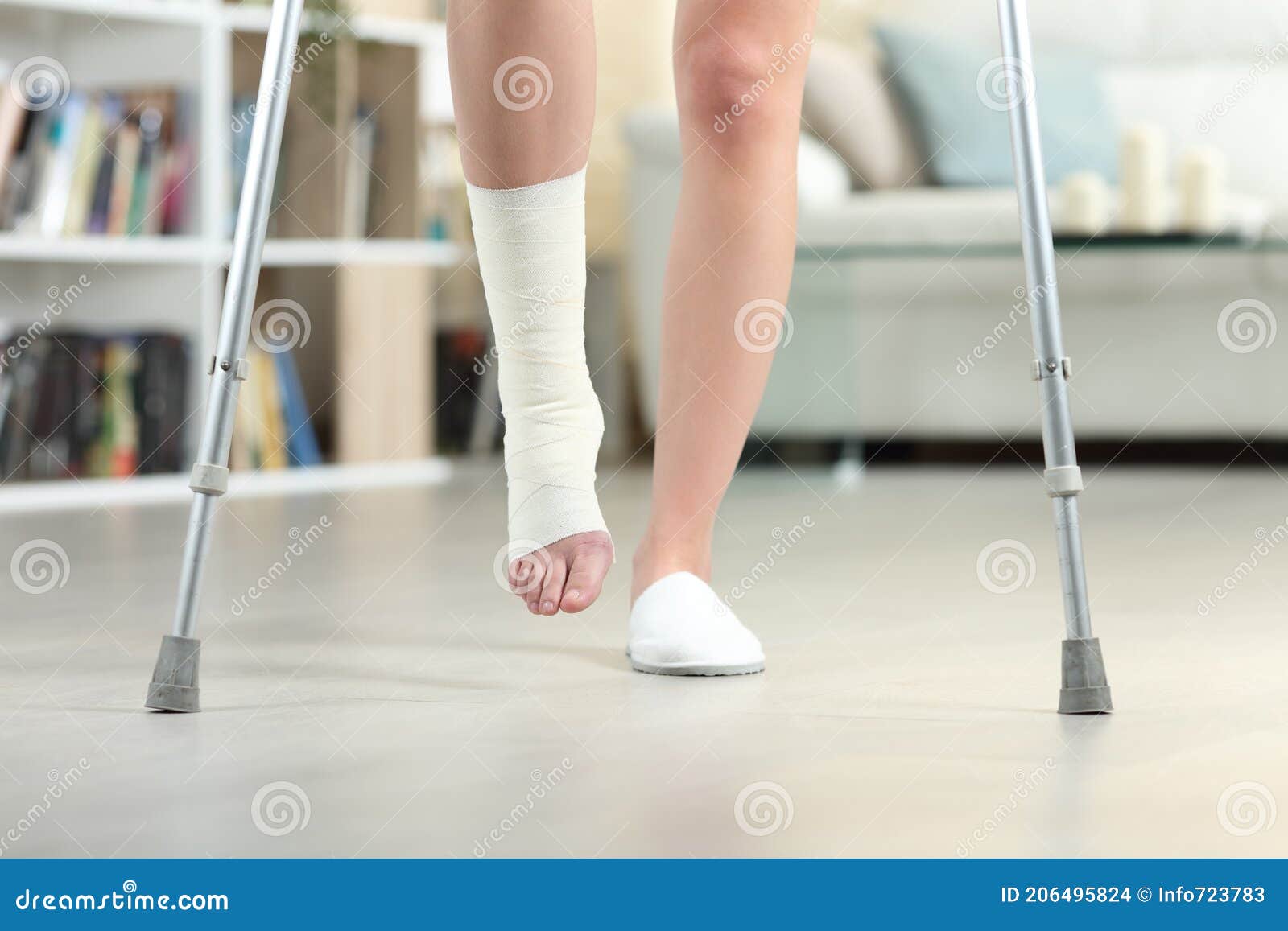 Donna Disabile Che Cammina Con Stampelle E Caviglia Slogata Fotografia  Stock - Immagine di ferita, svantaggio: 206495824