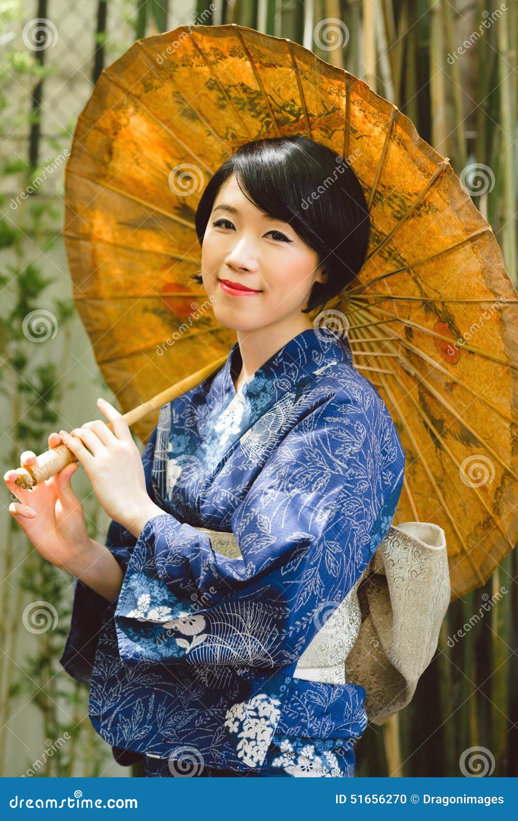 Donna Giapponese Con L'ombrello Fotografia Stock - Immagine di donna,  geisha: 51656270