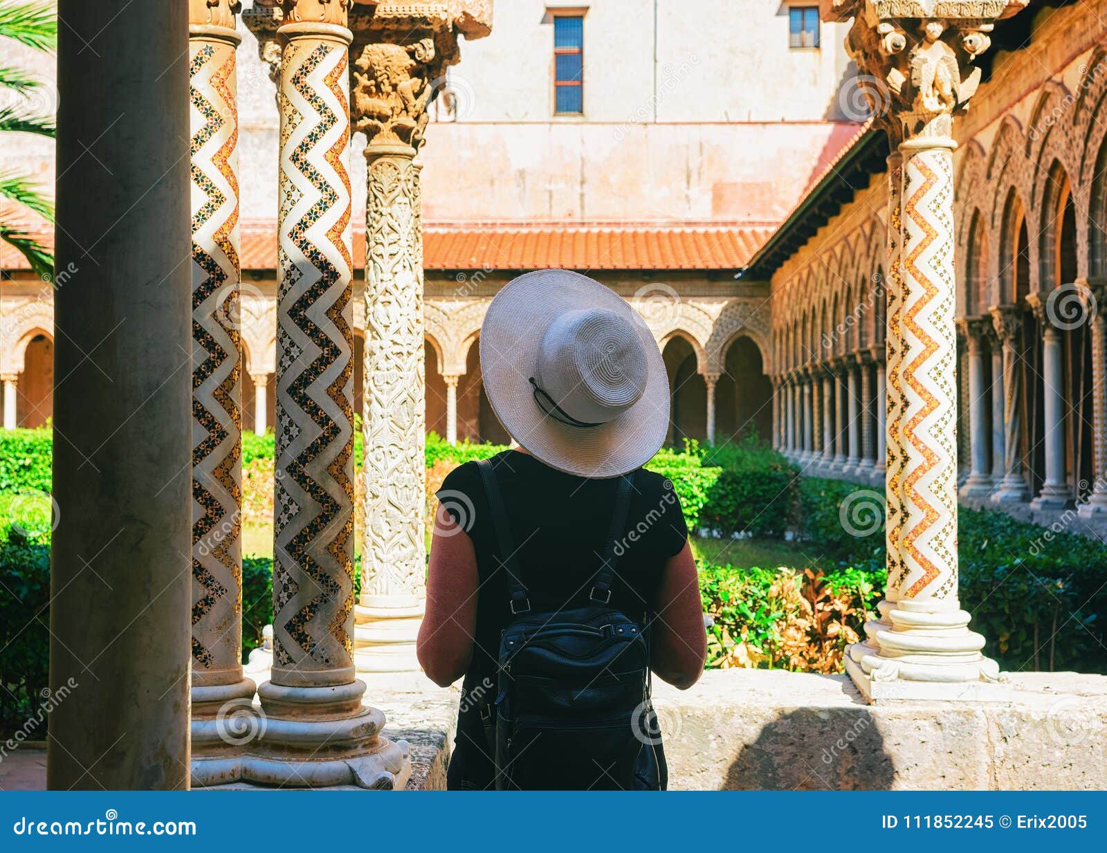 Donna in giardino alla cattedrale Sicilia di Monreale. Donna nel giardino alla cattedrale di Monreale, Sicilia, Italia