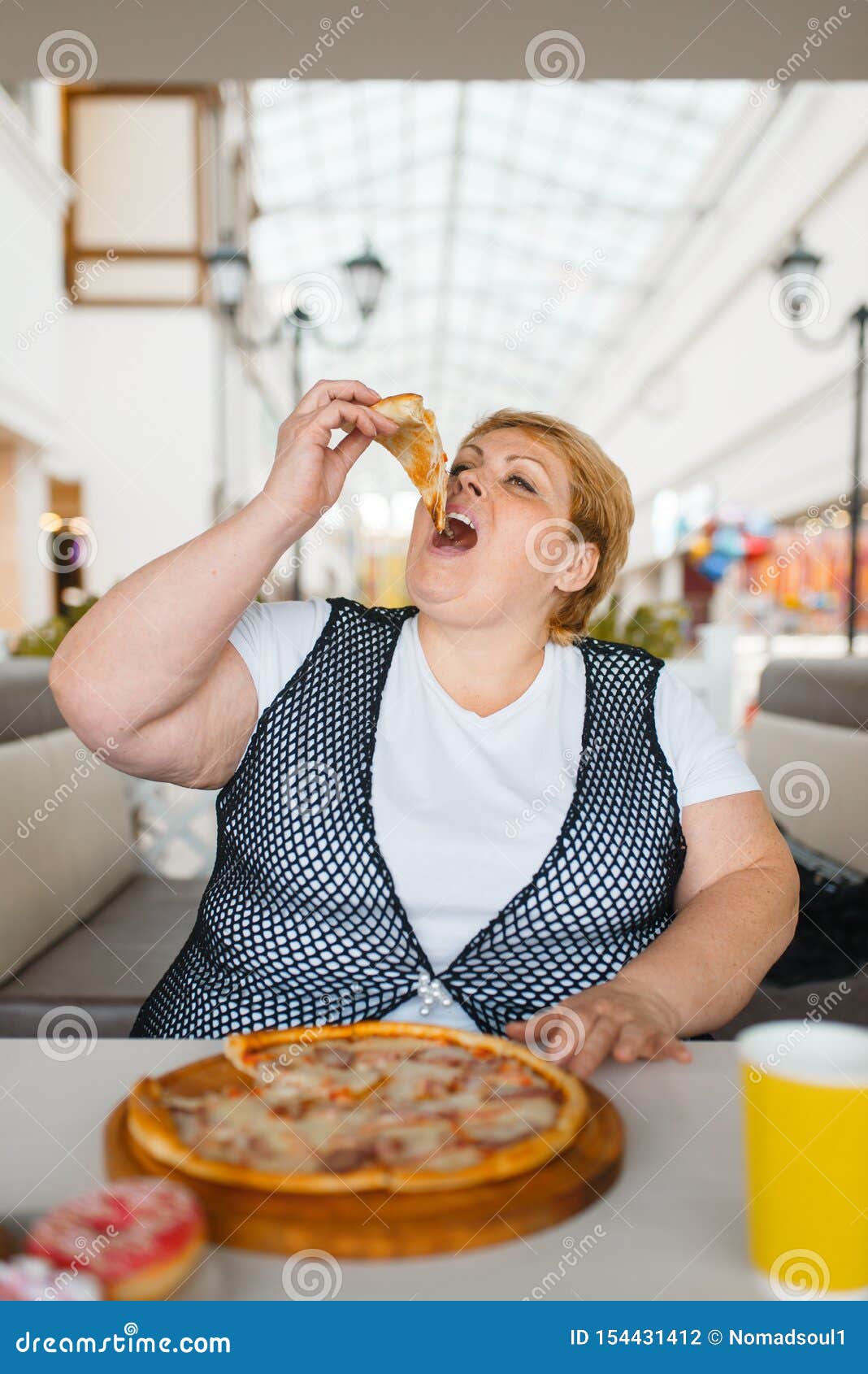 maddy_b passe Générale (1) Donna-grassa-che-mangia-pizza-alimento-non-sano-nel-ristorante-del-centro-commerciale-persona-femminile-di-peso-eccessivo-alla-154431412