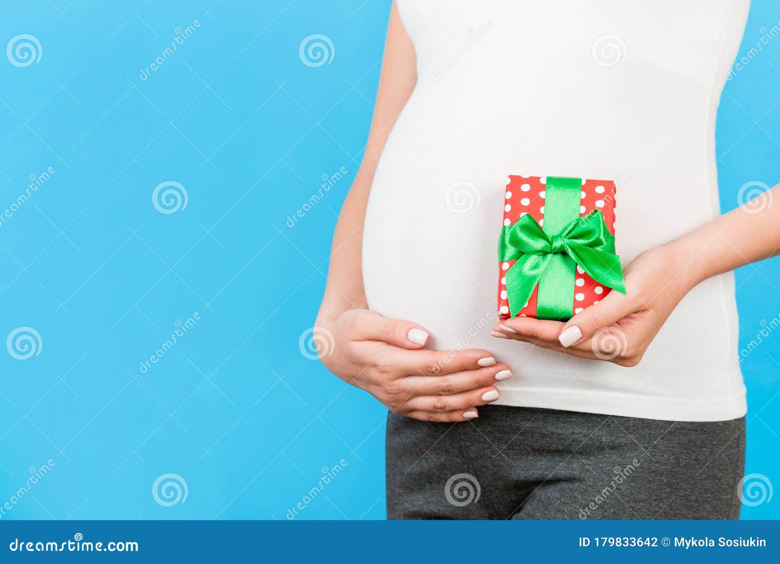 Donna Incinta in Vestiario Con Scatola Regalo in Blu. Concetto Di sorpresa  Di Un Bambino. Gravidanza Felice. Copia Fotografia Stock - Immagine di  sfondo, carino: 179833642