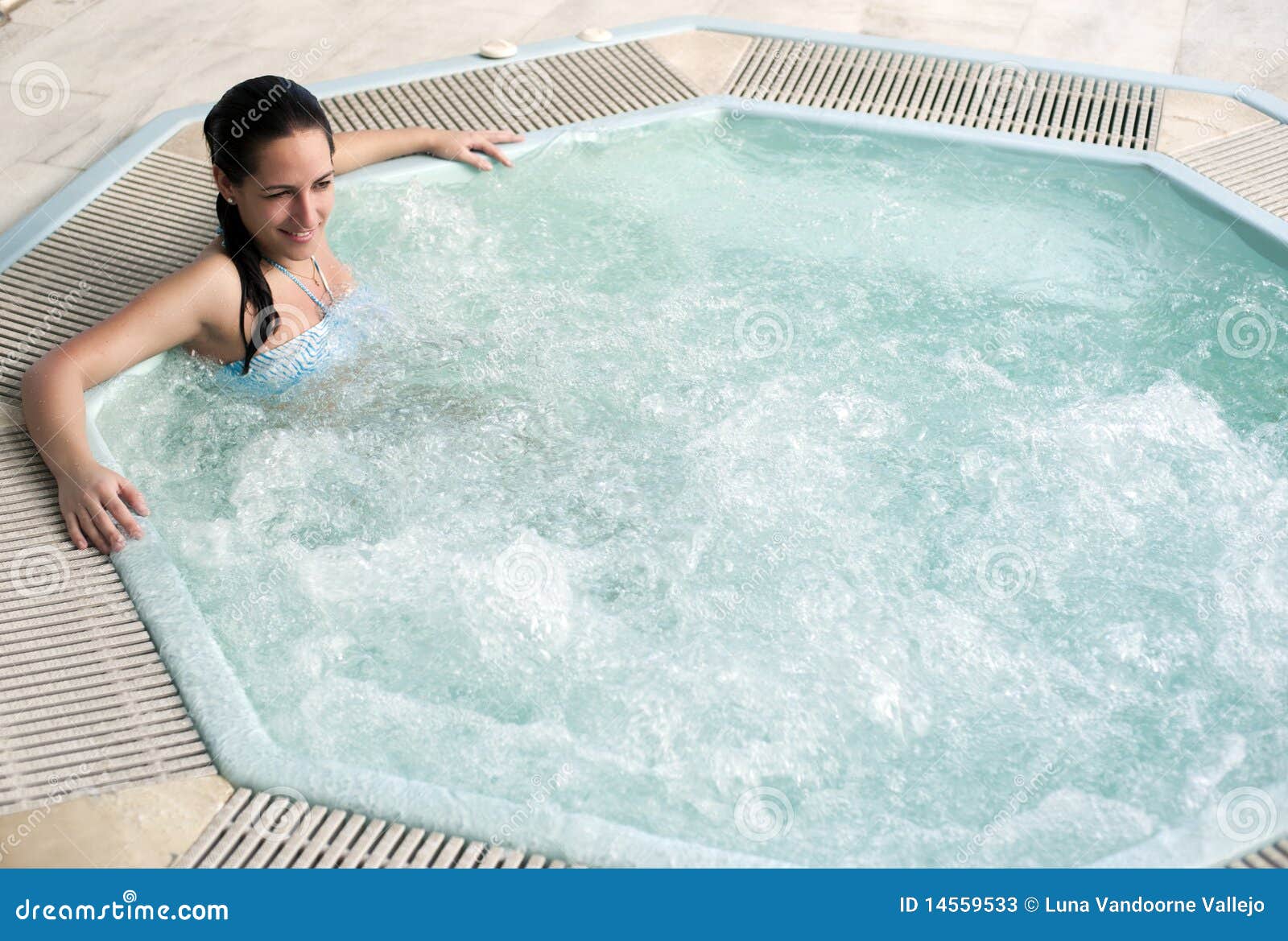 Donna in Jacuzzi immagine stock. Immagine di osservare 14559533
