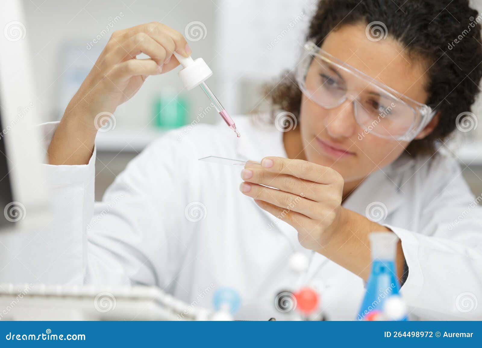 donna in laboratorio ricerca o analisi chimica e scienza