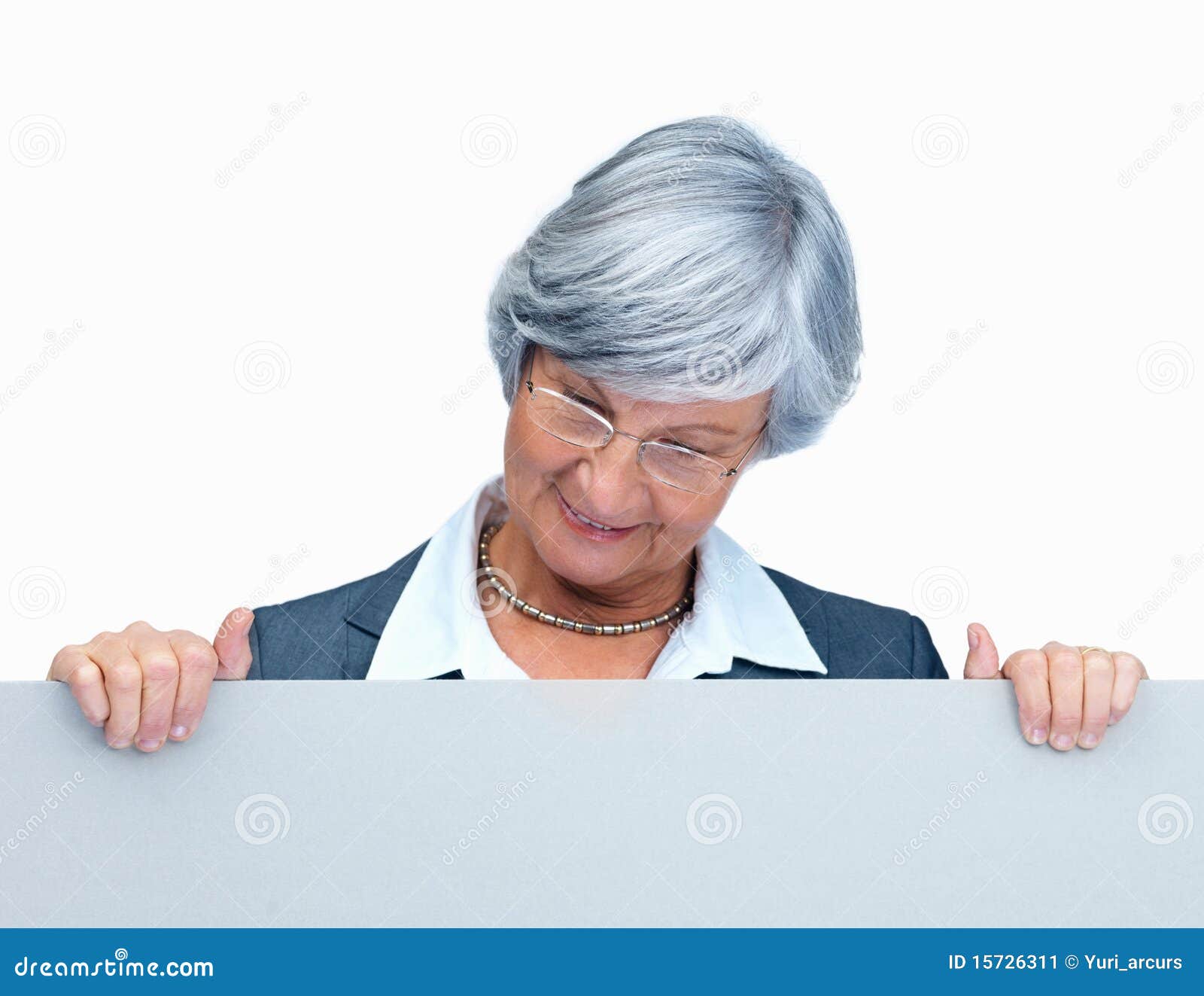 Donna maggiore felice di affari che esamina tabellone per le affissioni. Holding ed esame anziani sorridenti della donna di affari della scheda di pubblicità vuota