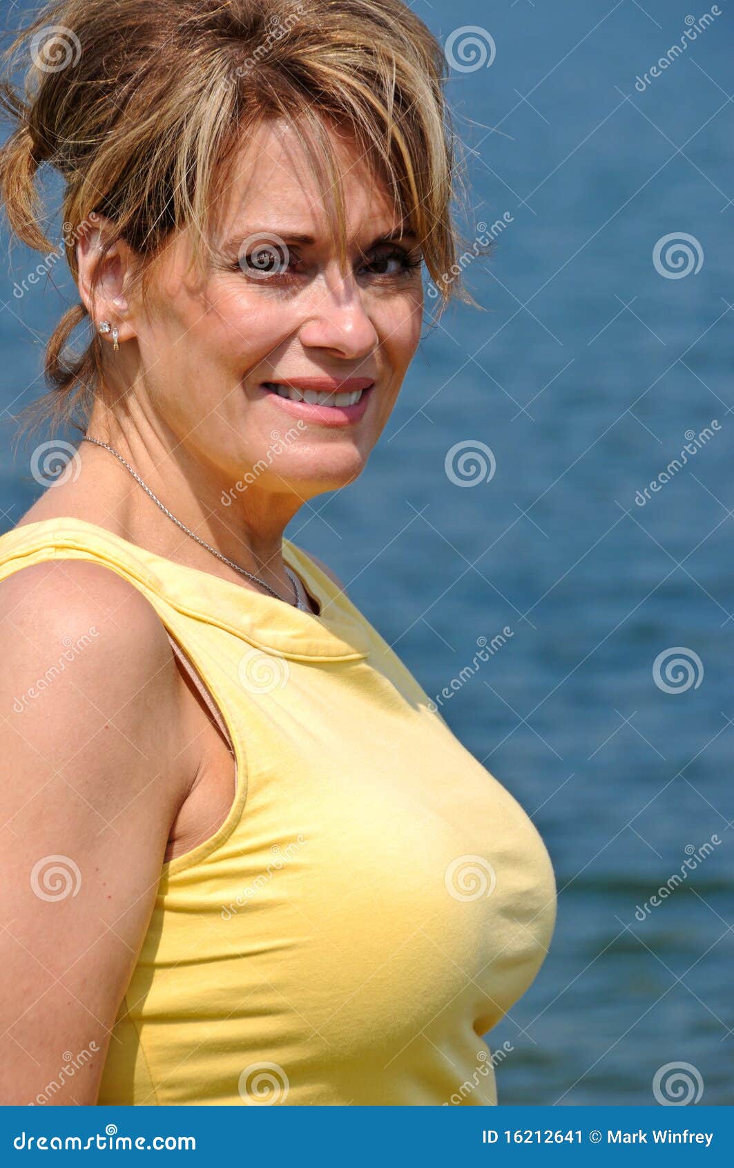 Ritratto Di Una Donna Anziana Sorridente In Macchina Fotografica Gm513478622 87627749 - Foto 3