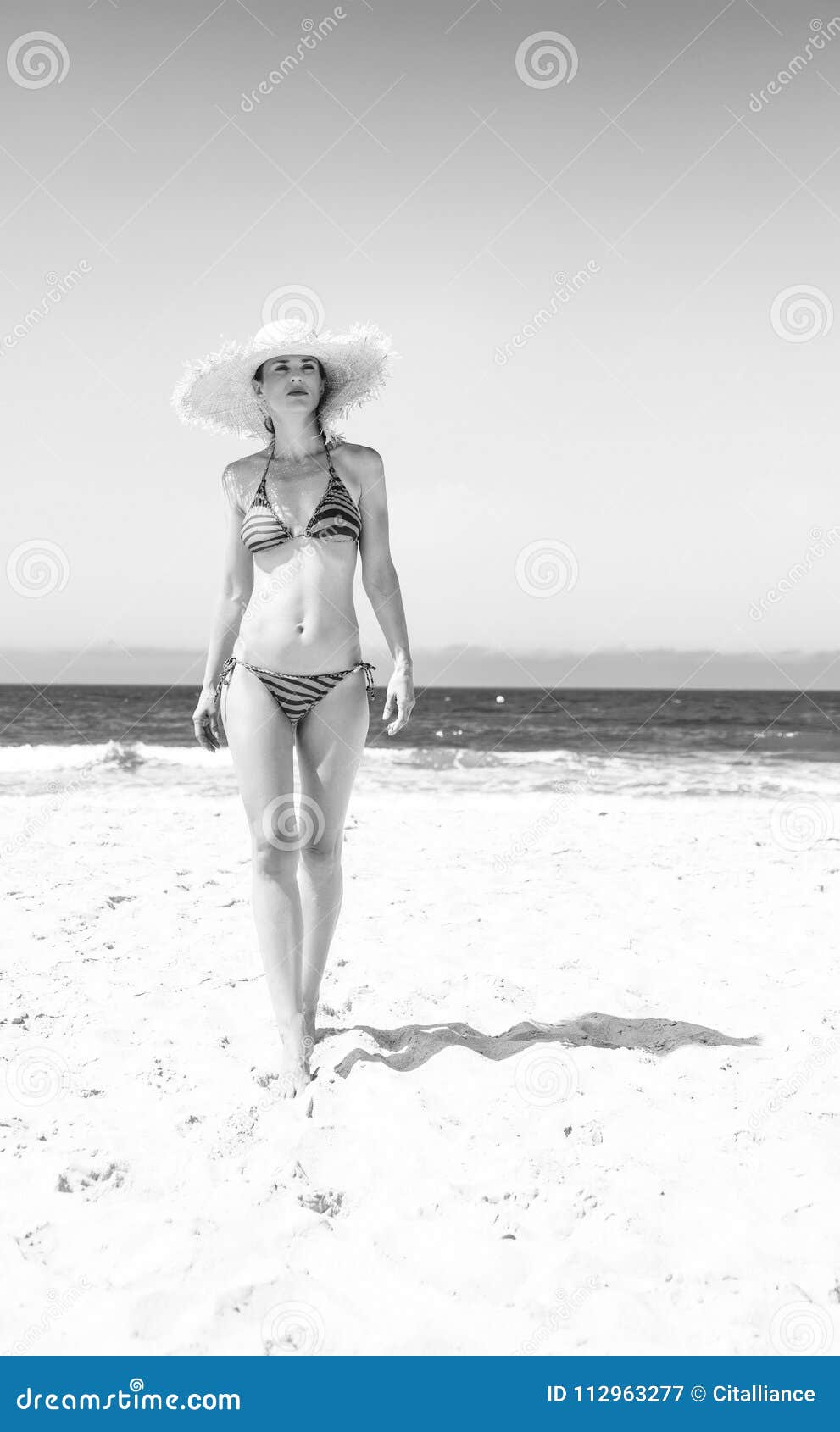 Donna Moderna In Cappello Di Paglia Della Spiaggia E Del ...