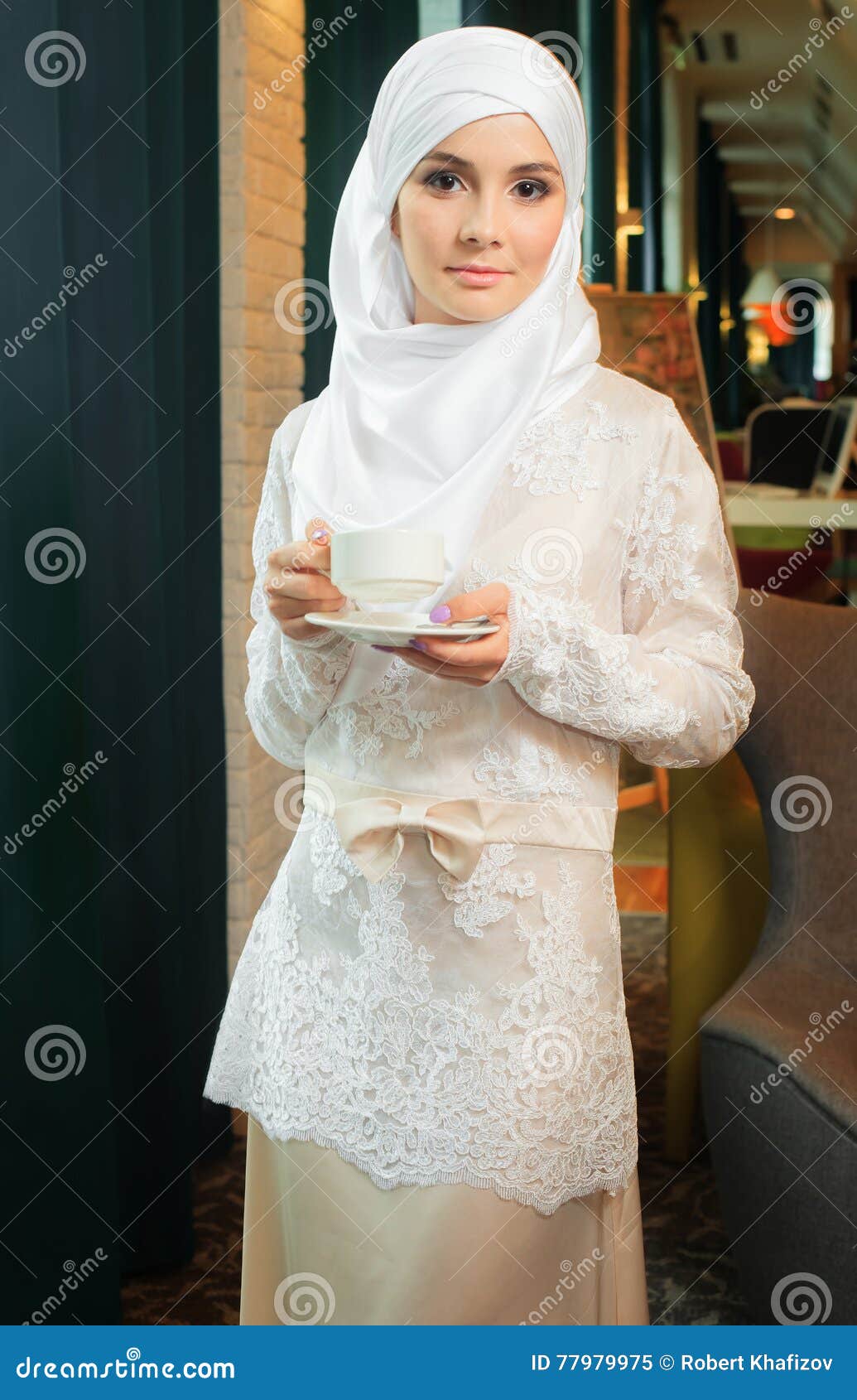Vestiti Da Sposa Hotel Oriente.Donna Musulmana In Un Vestito Da Sposa Bianco Con Una Tazza Di Te