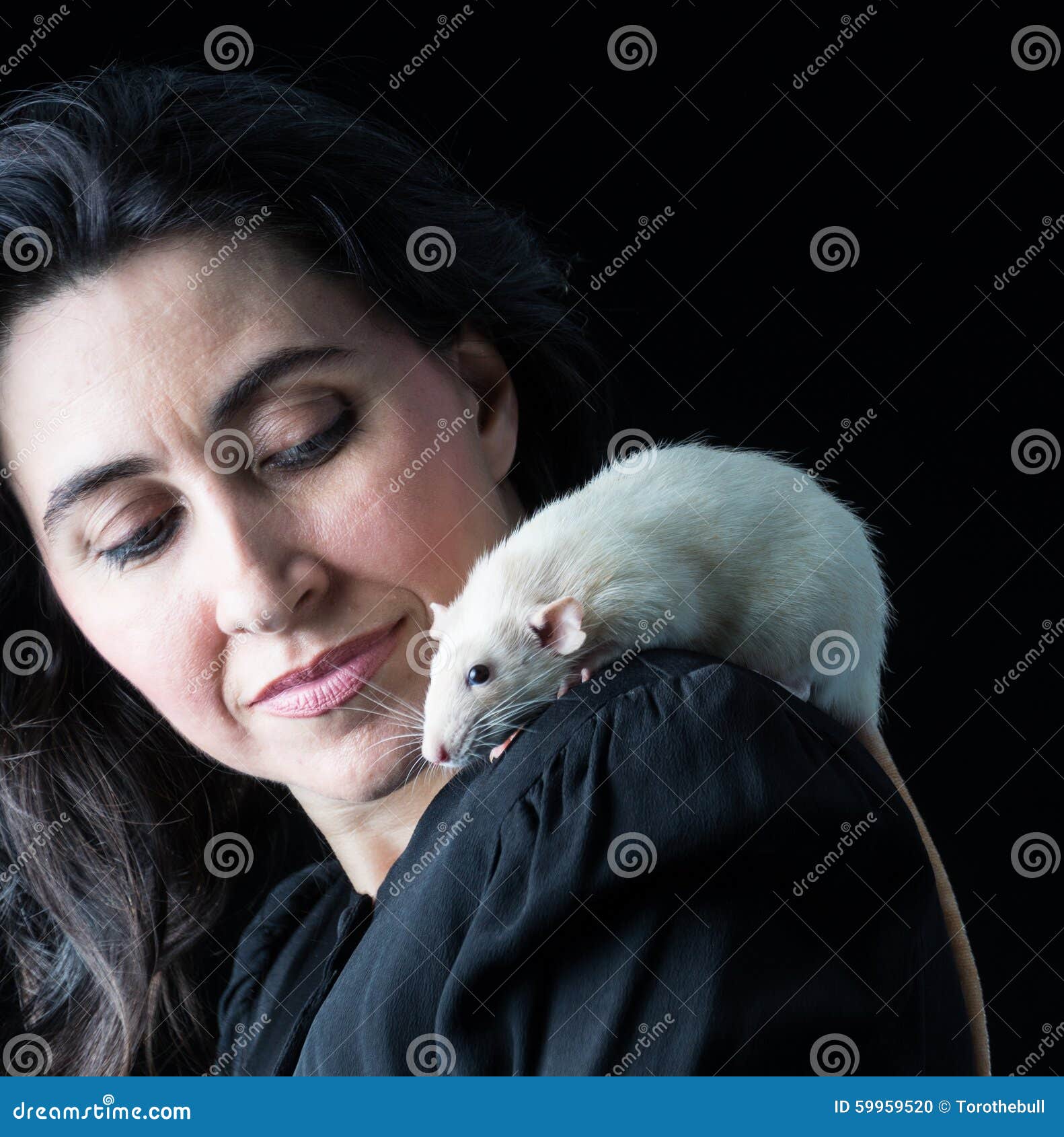Donna nel nero con <b>il ratto</b> - donna-nel-nero-con-il-ratto-59959520