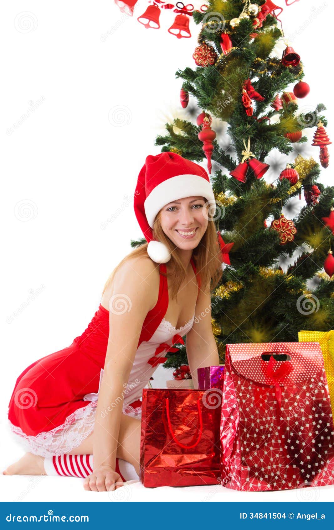 Foto Di Natale Con Donne.Donna Nella Seduta Rossa Sotto L Albero Di Natale Con I Regali Fotografia Stock Immagine Di Gioia Bellezza 34841504