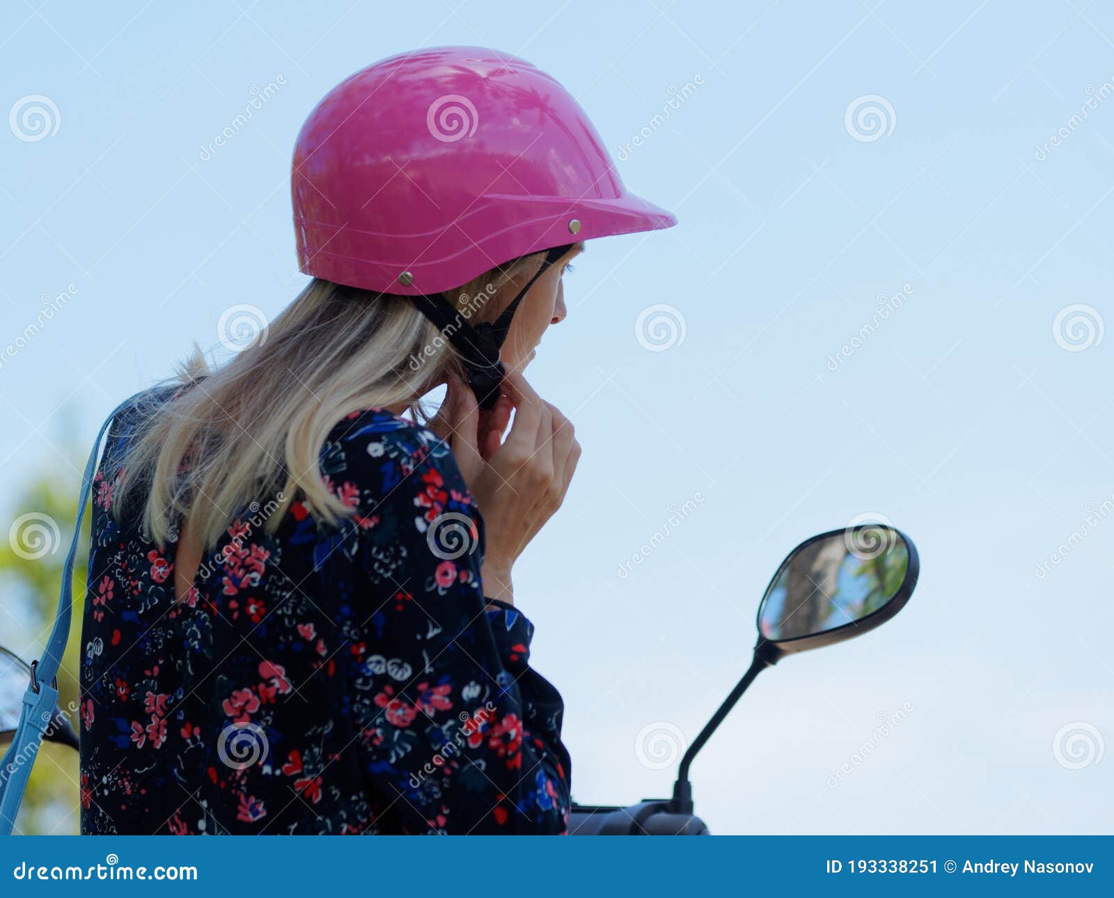 Donna in Scooter Stringe Il Casco Rosa. Immagine Stock - Immagine di  motorino, parco: 193338251