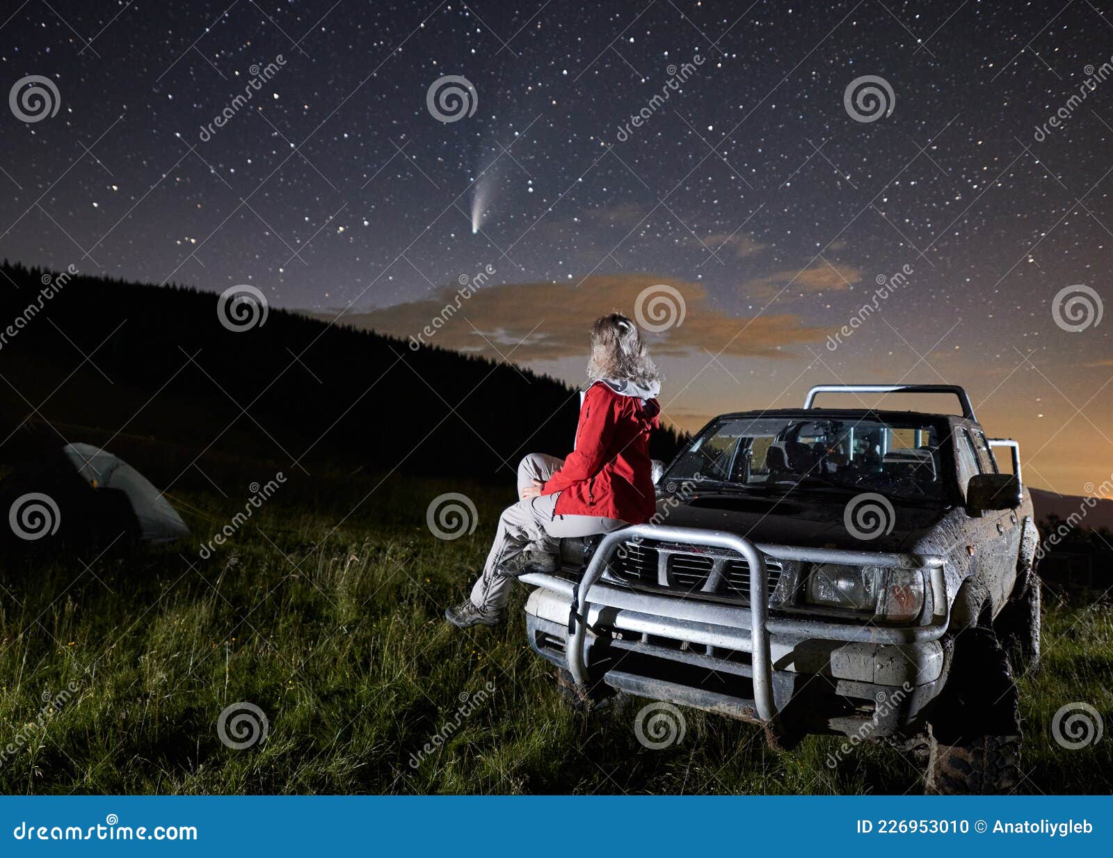 Donna Seduta Sul Cofano Dell'auto a Guardare Il Cielo Stellato. Fotografia  Stock - Immagine di campeggio, ricreazione: 226953010