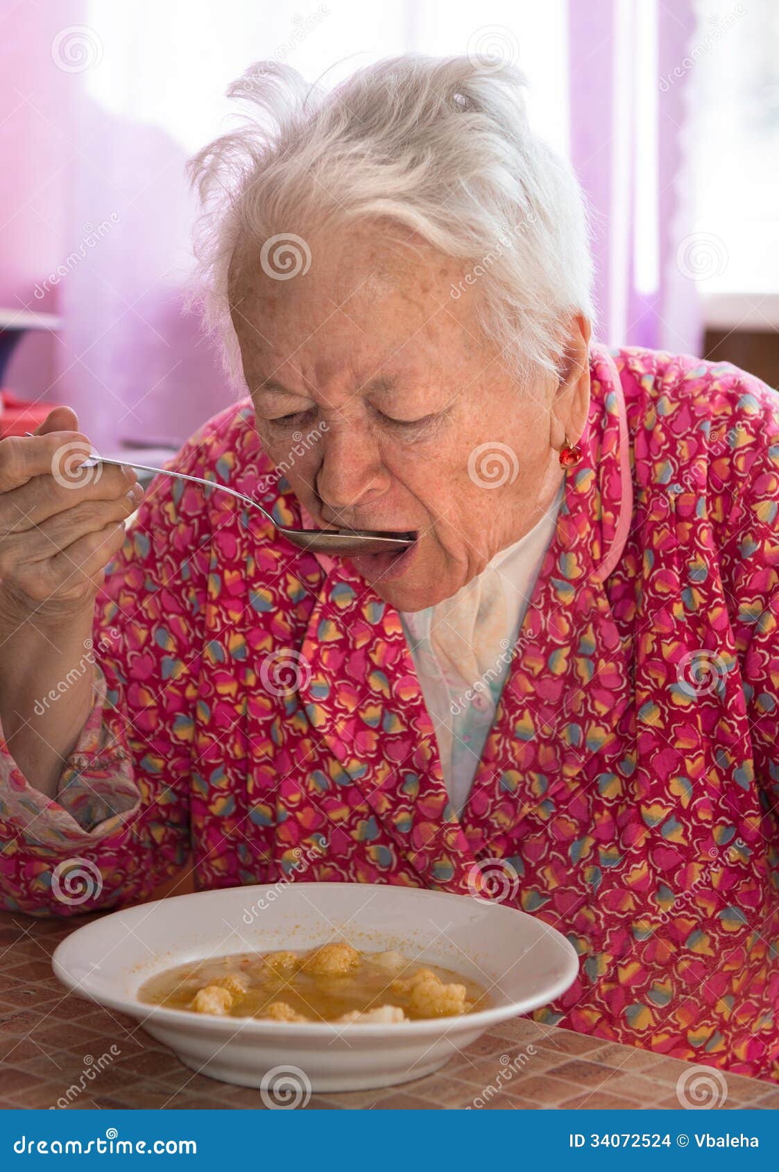 У бабушки что ели кашку. Бабушка ест. Бабушка ест суп. Старушка ест. Бабуля кушает.