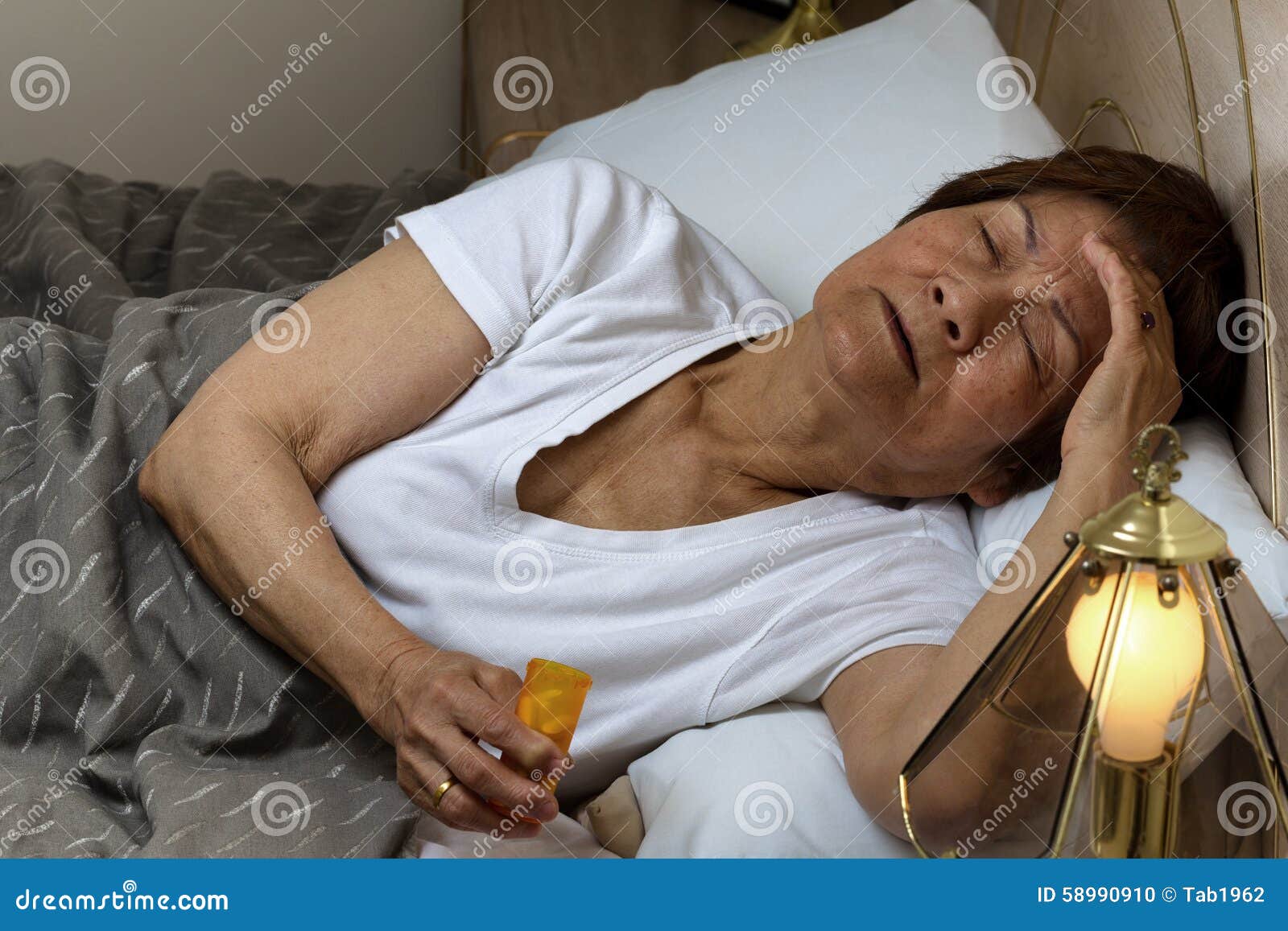 Svegliarsi Alle 3 Di Notte Medicina Cinese Donna Senior Che Prepara Prendere Medicina Alla Notte Dovuto Il Inso