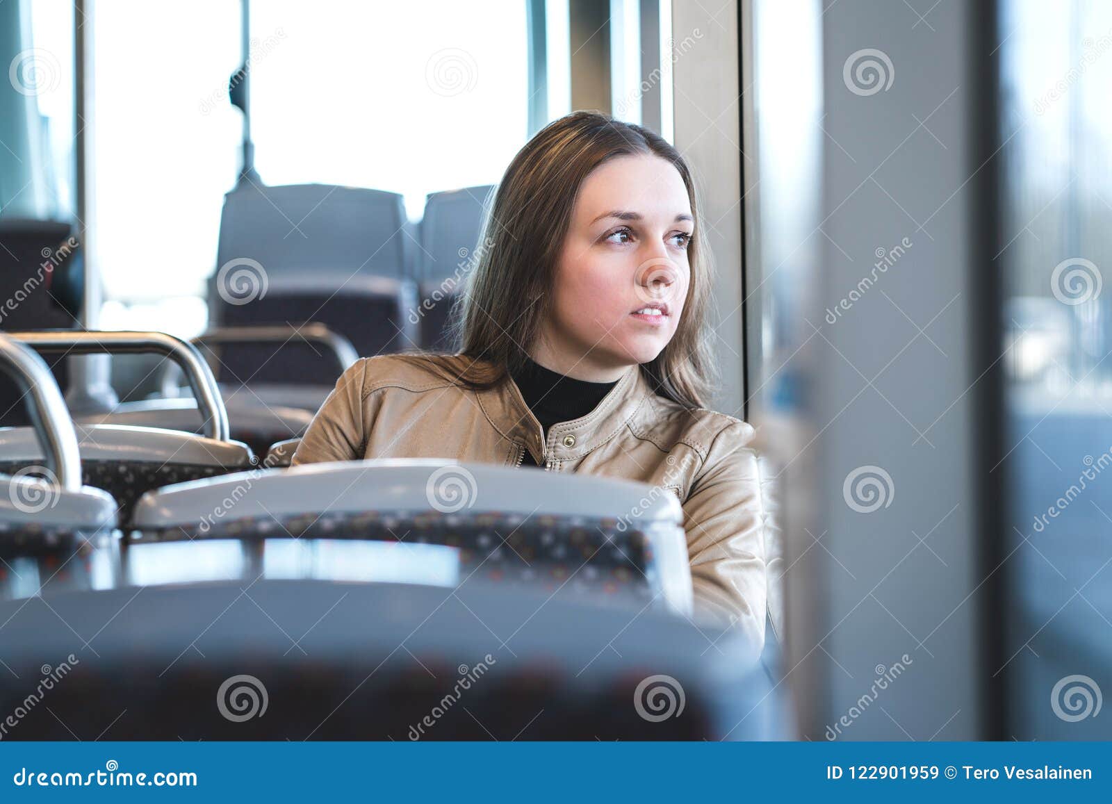 Donna seria in treno o bus che guarda attraverso la finestra Passeggero premuroso in trasporto pubblico Viaggio turbato di signora