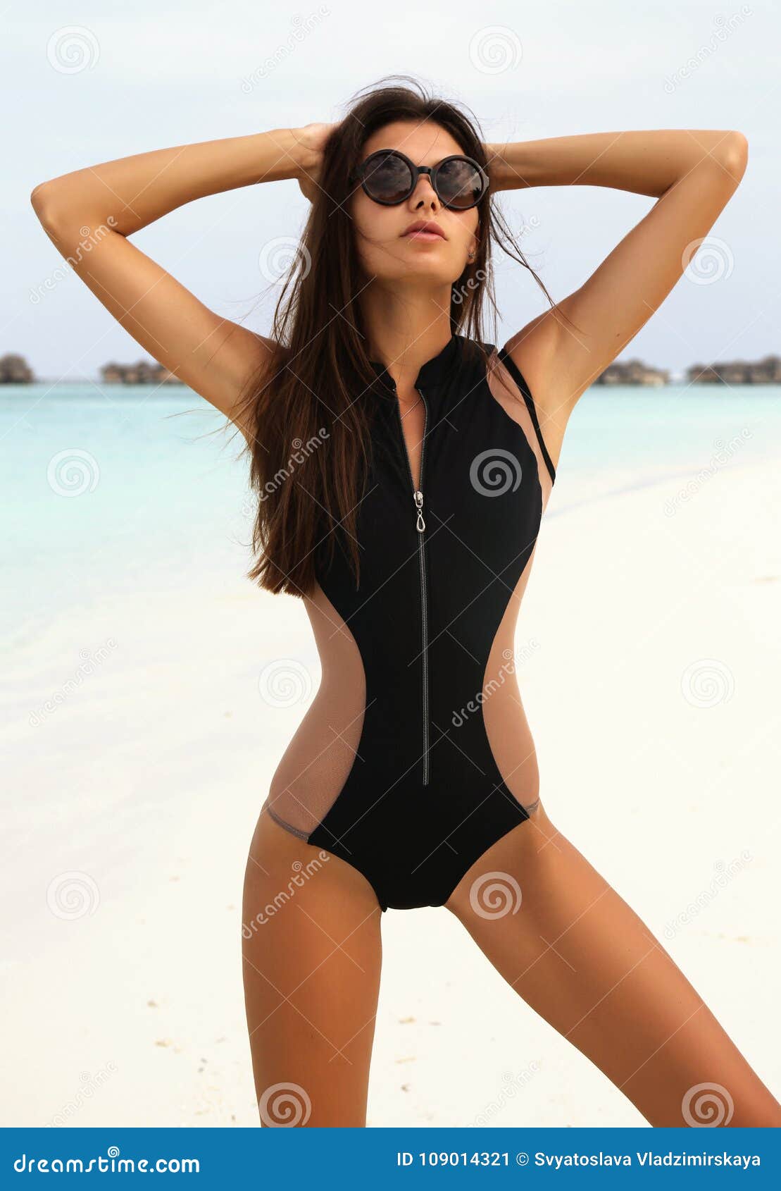 Donna Sexy Con Capelli Scuri In Bikini Elegante Che Si ...