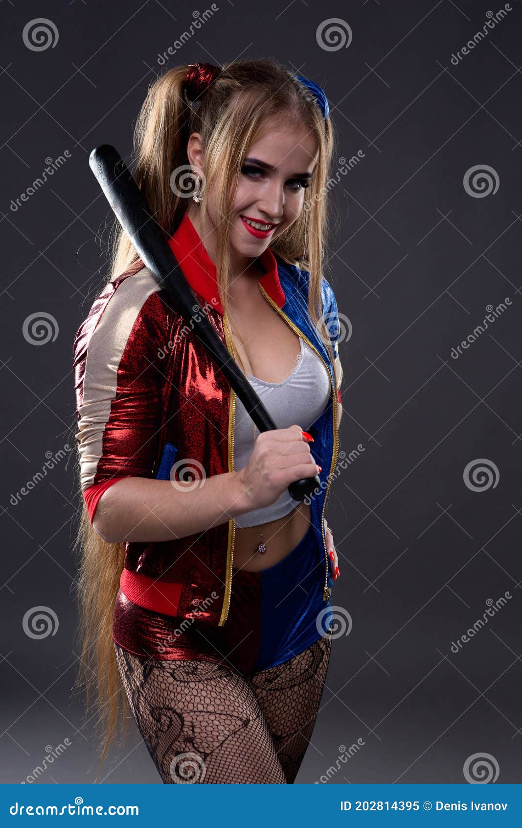 Donna Sexy Con L'immagine Di Harley Quinn Con Una Mazza in Mano Immagine  Stock - Immagine di emozione, freddo: 202814395