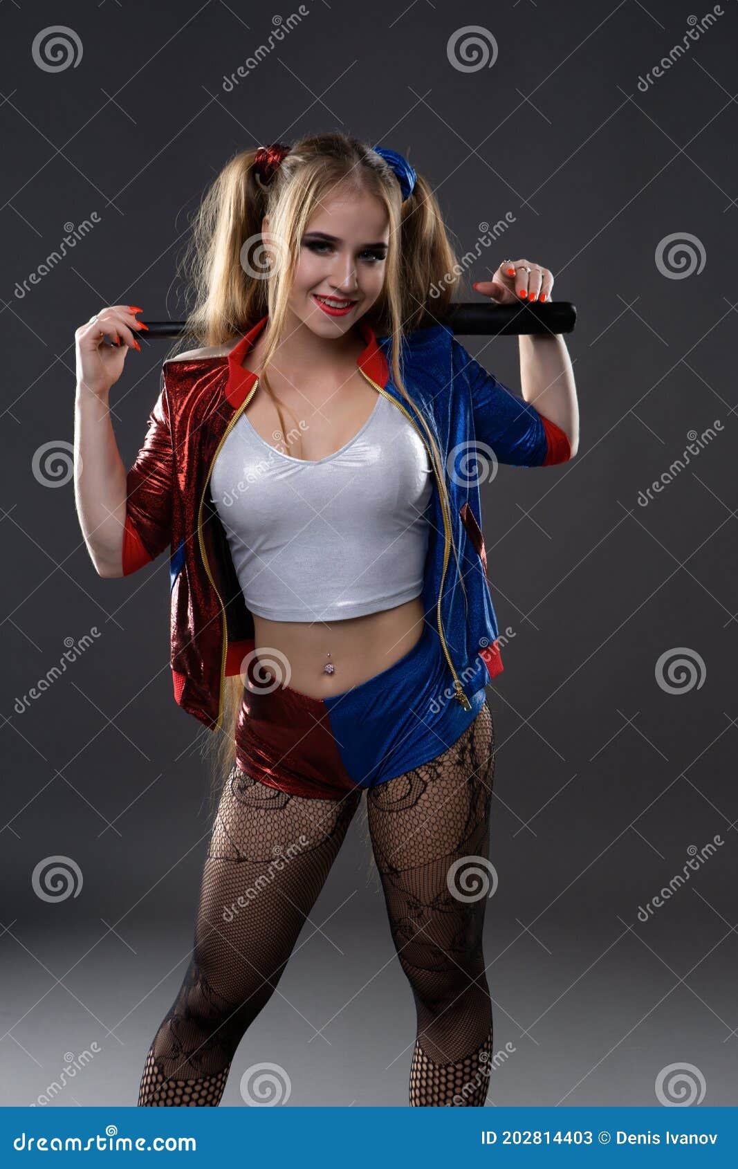 Donna Sexy Con L'immagine Di Harley Quinn Con Una Mazza in Mano Immagine  Stock - Immagine di baseball, trucco: 202814403