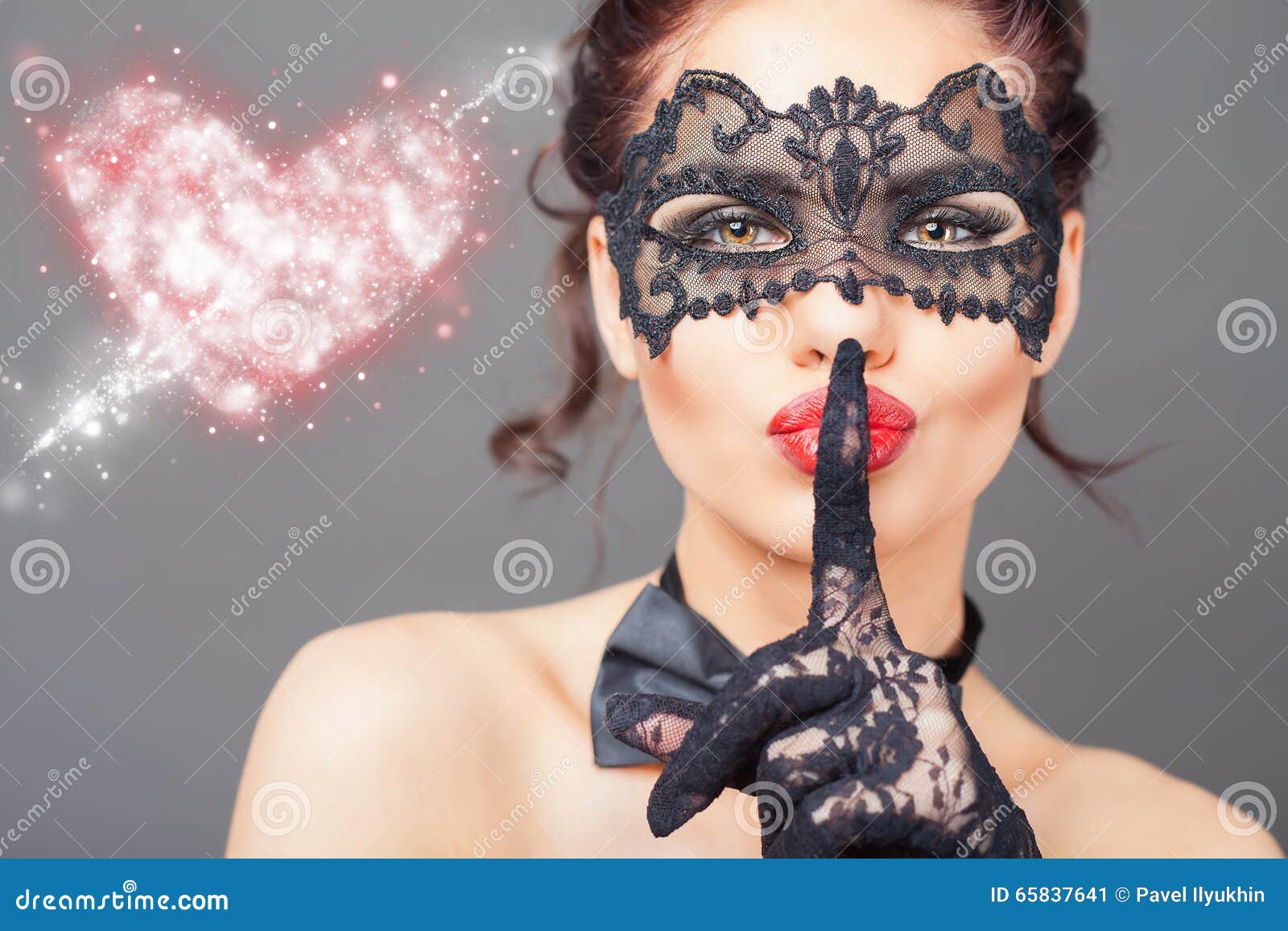 Donna Sexy Con La Maschera Di Carnevale Immagine Stock - Immagine