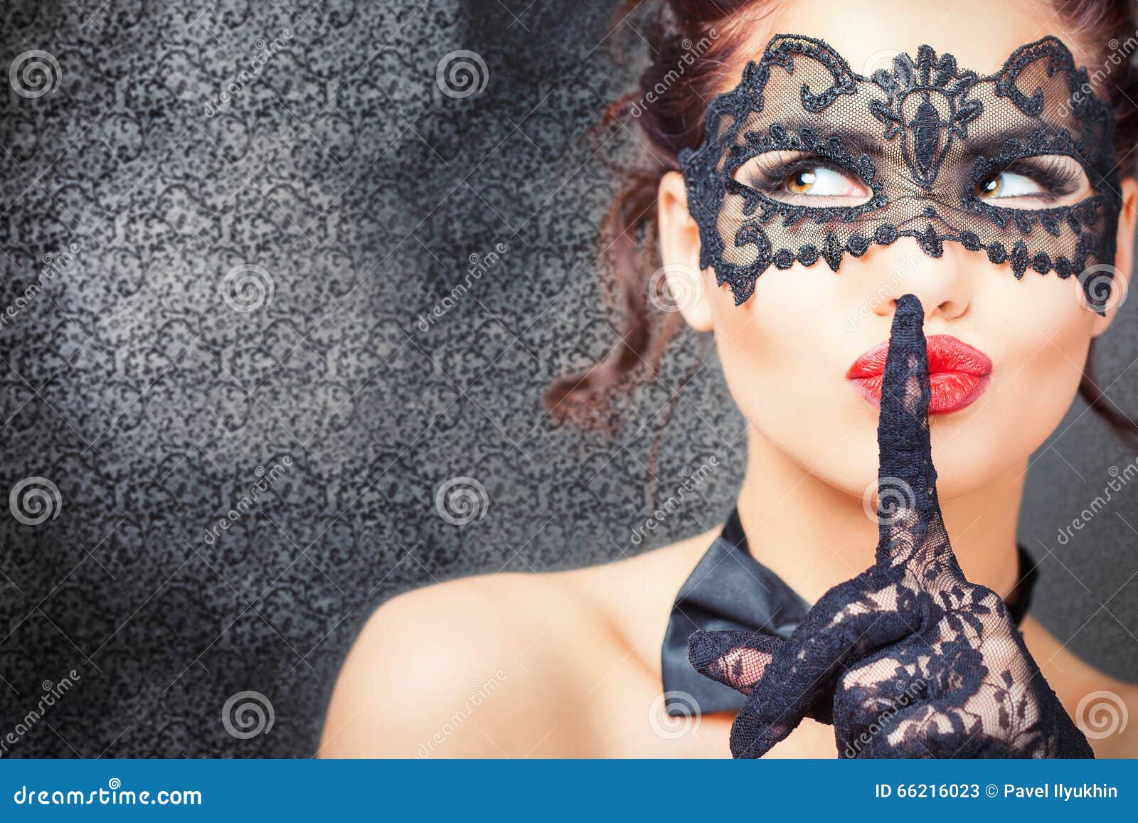 Donna Sexy Con La Maschera Di Carnevale Immagine Stock - Immagine di  misterioso, preservativo: 65837641