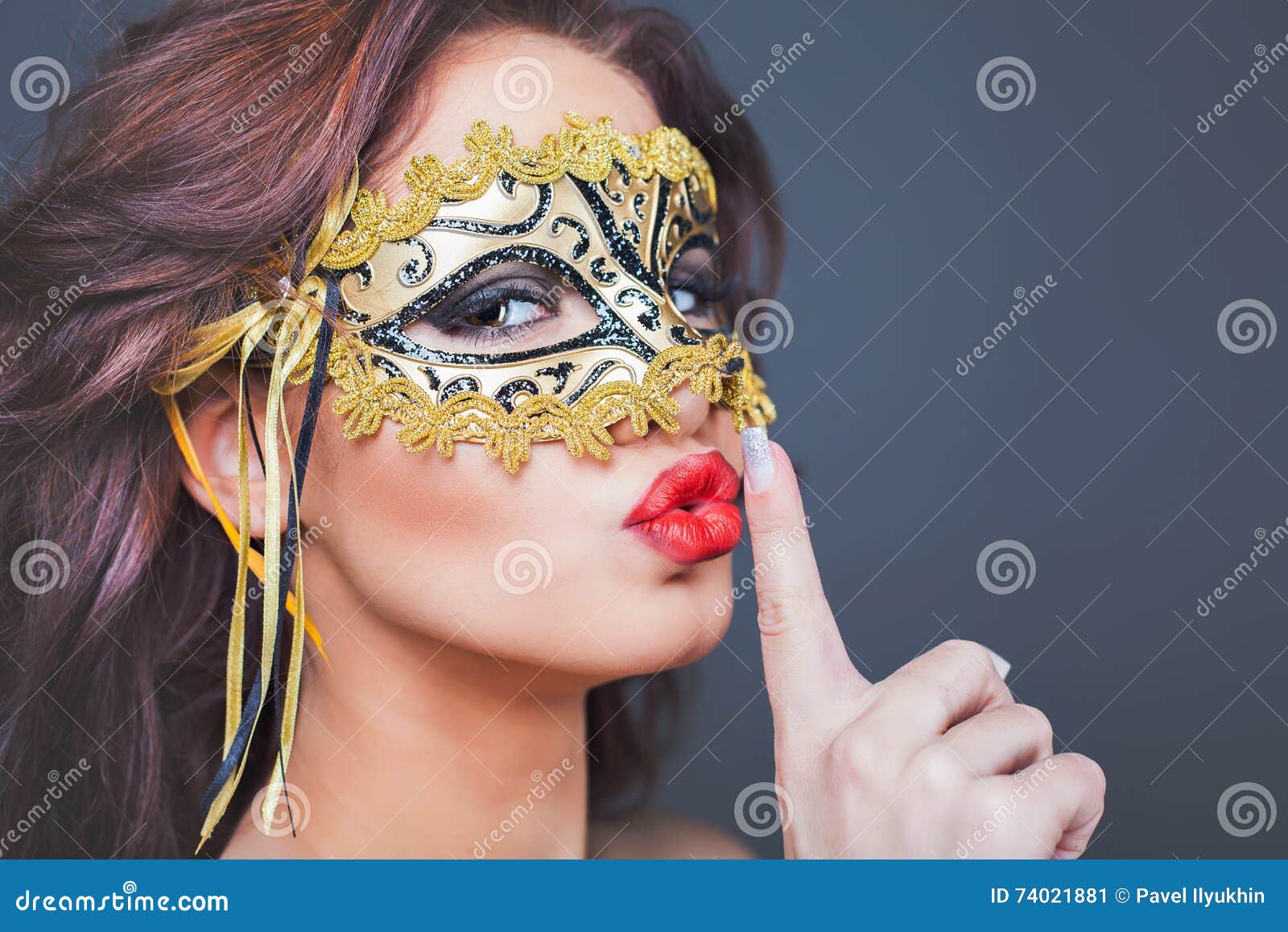 Donna Sexy Con La Maschera Di Carnevale Immagine Stock - Immagine di  misterioso, preservativo: 65837641