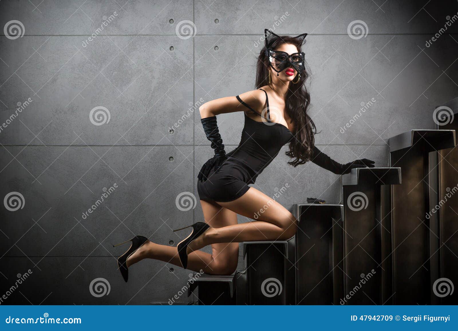 Donna Sexy Nel Vestito Del Catwoman Che Si Trova Sulle Scale Immagine Stock  - Immagine di trucco, carnevale: 47942709