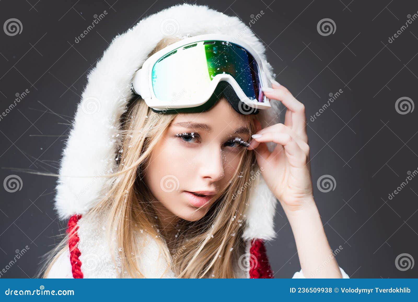Donna Snowboarder Con Posate Da Sci Con Occhiali Da Sci. Ritratto