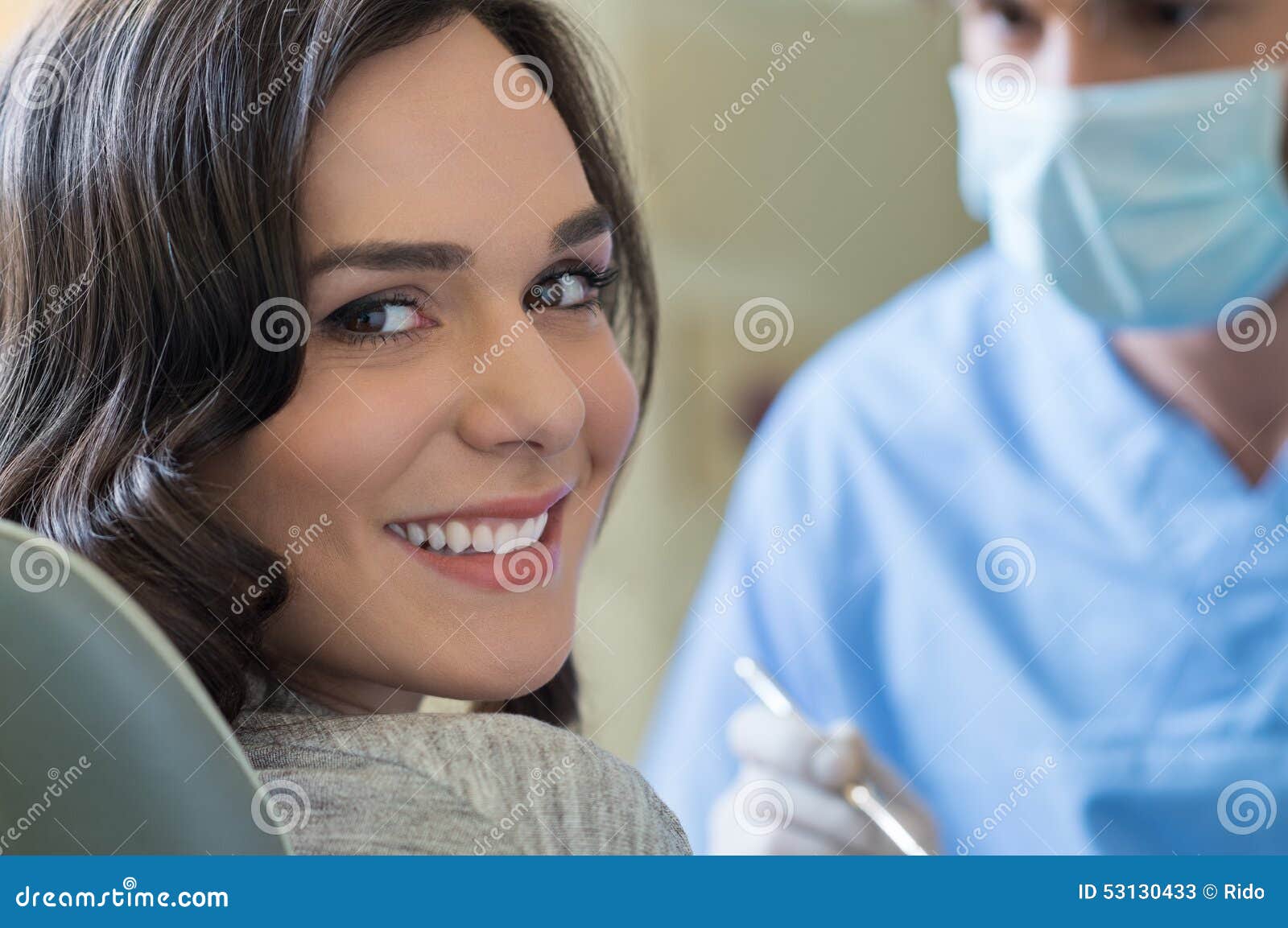Donna Sorridente Al Dentista Immagine Stock Immagine di adulto, donne