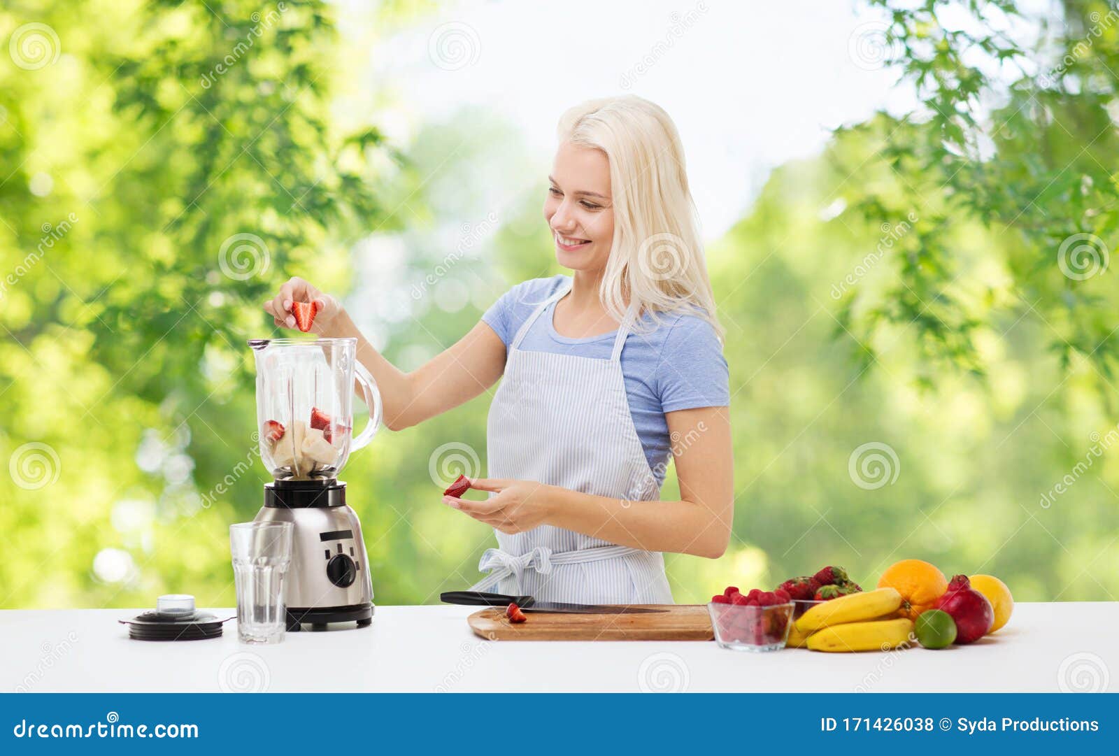 Donna Sorridente Con Frullatore Che Prepara Frullato Di Frutta Fotografia  Stock - Immagine di miscela, preparazione: 171426038