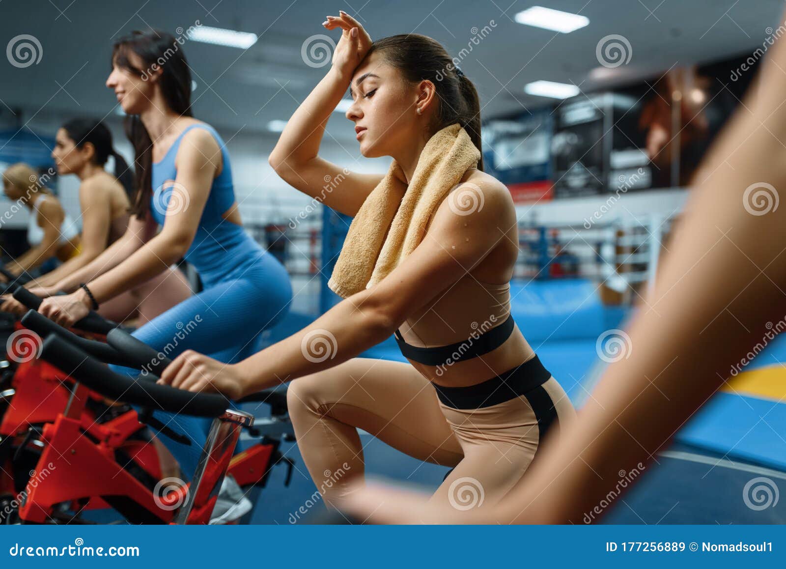 Donna Stanca Con L'asciugamano in Bici in Palestra Immagine Stock -  Immagine di azione, lifestyle: 177256889