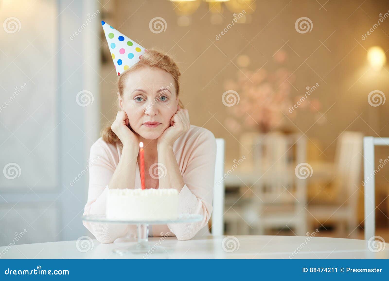 Donna Triste Da Solo Sul Compleanno Immagine Stock Immagine Di Alone Torta