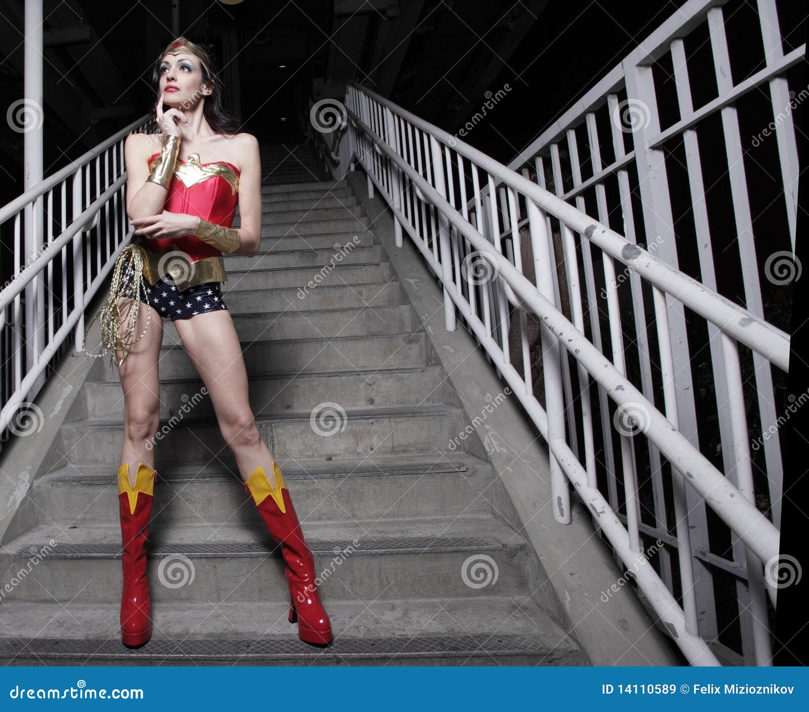 Donna in Un Costume Del Supereroe Immagine Stock - Immagine di alto,  femmina: 14110589