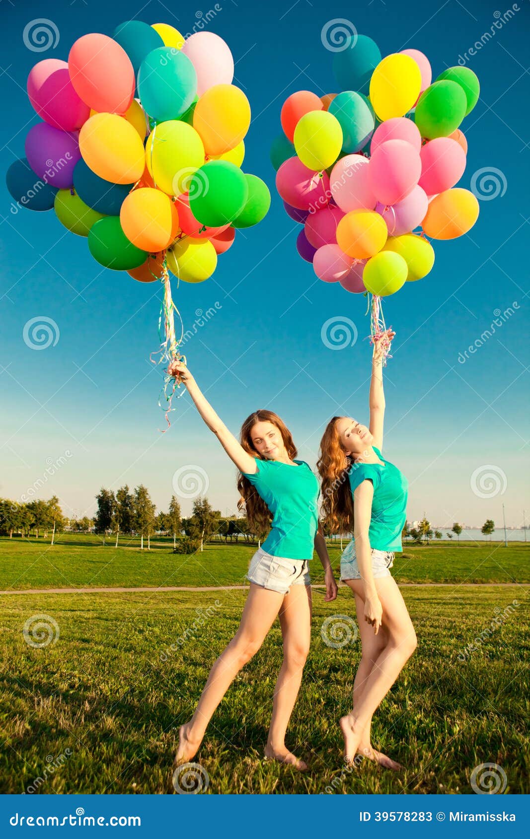 Donne Di Buon Compleanno Contro Il Cielo Con Delle Le Sedere Colorate D Arcobaleno Dell Aria Immagine Stock Immagine Di Stretta Libert 3957