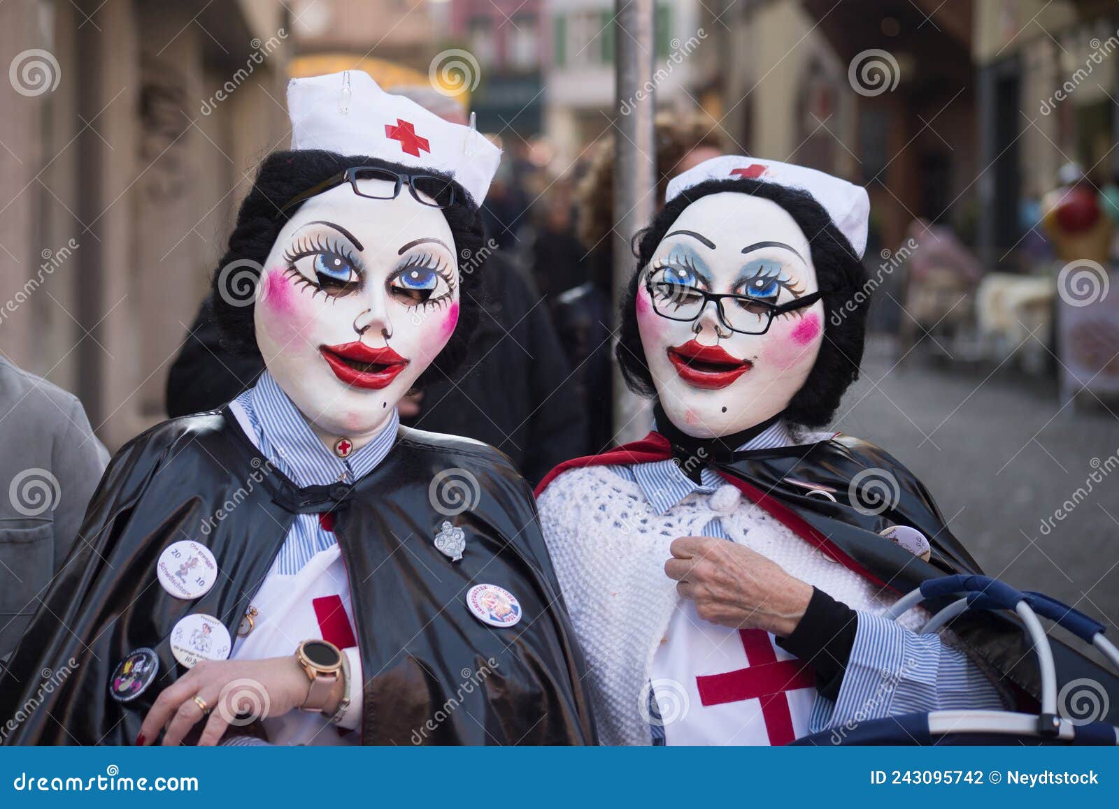 Donne Mascherate Indossano Un Costume Da Infermiera in Strada Fotografia  Editoriale - Immagine di mascherato, intrattenimento: 243095742