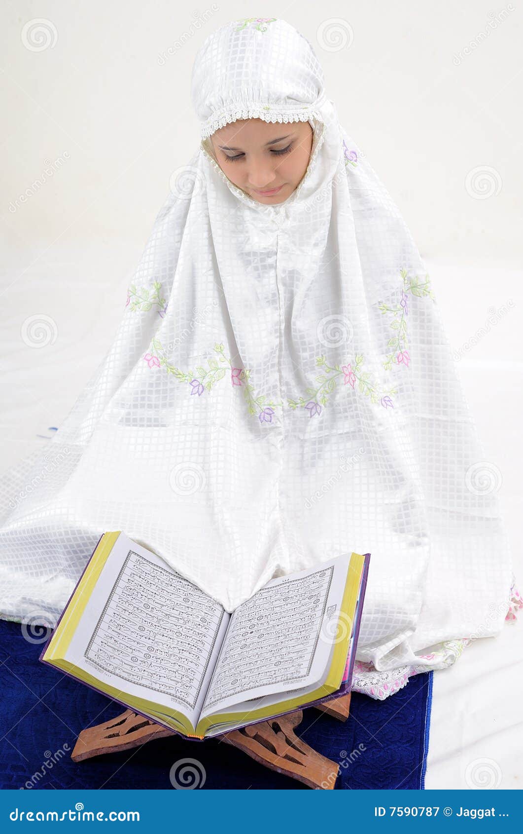 Donne musulmane che leggono Koran. Donne musulmane nella lettura Koran di velare